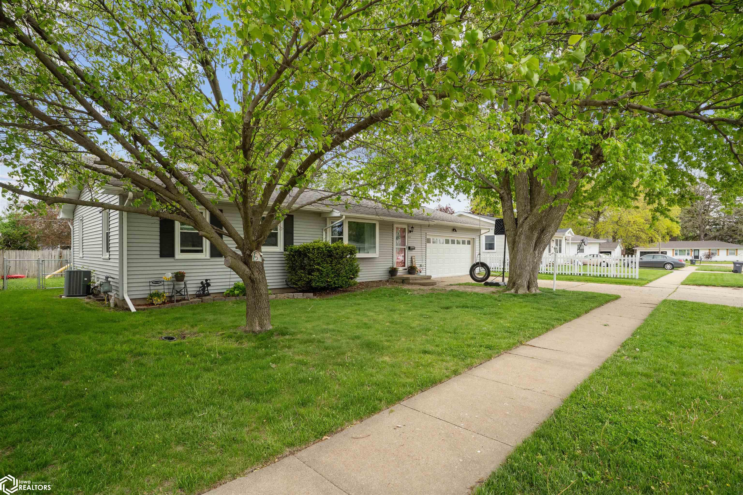 104 Greenbrier Drive, Burlington, Iowa image 3