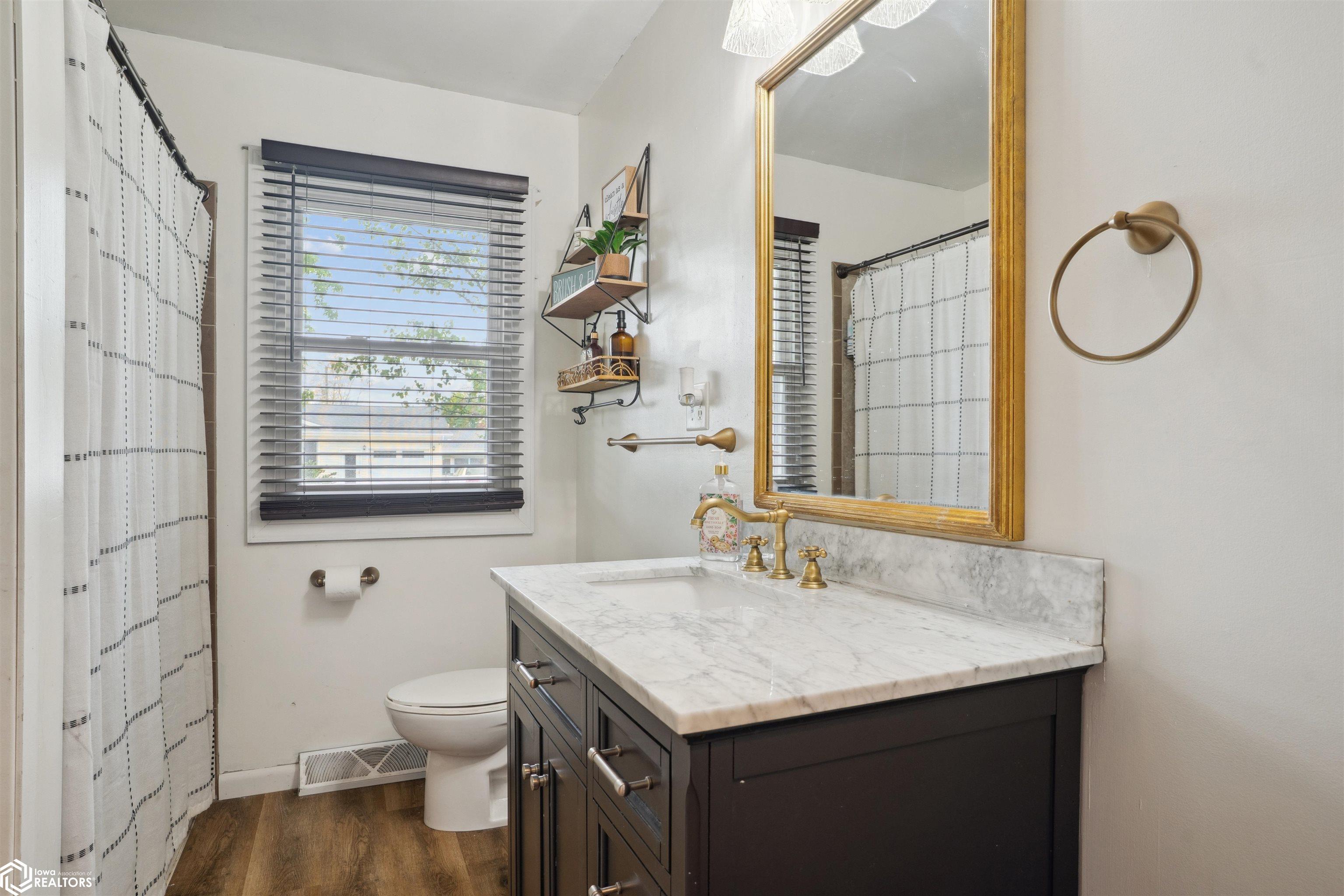 104 Greenbrier Drive, Burlington, Iowa image 9