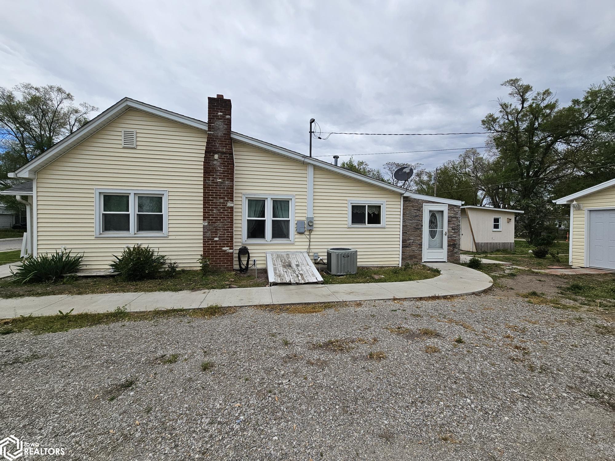 322 S Davis Street, Ottumwa, Iowa image 3