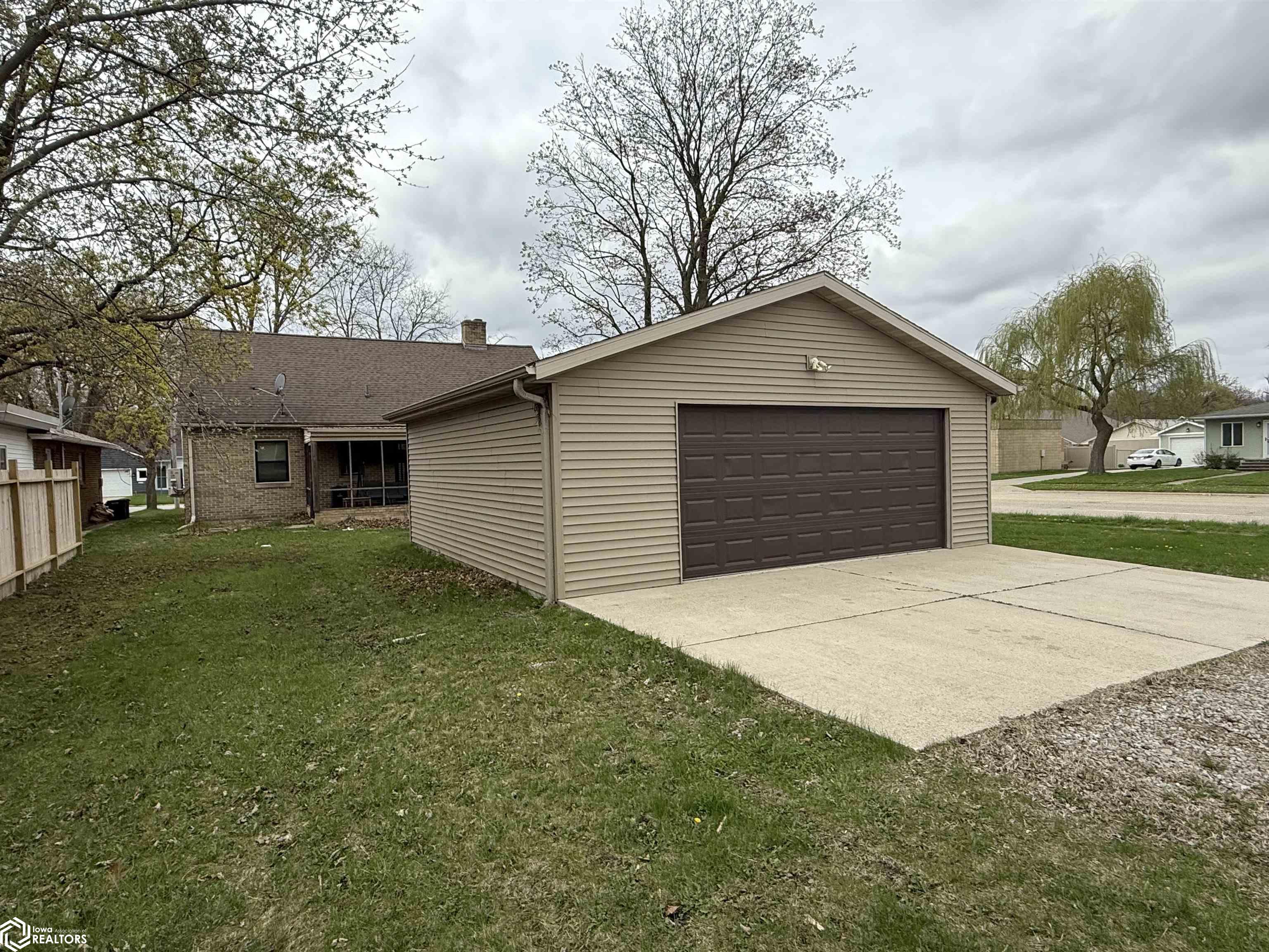 400 S 9th Street, Clear Lake, Iowa image 3