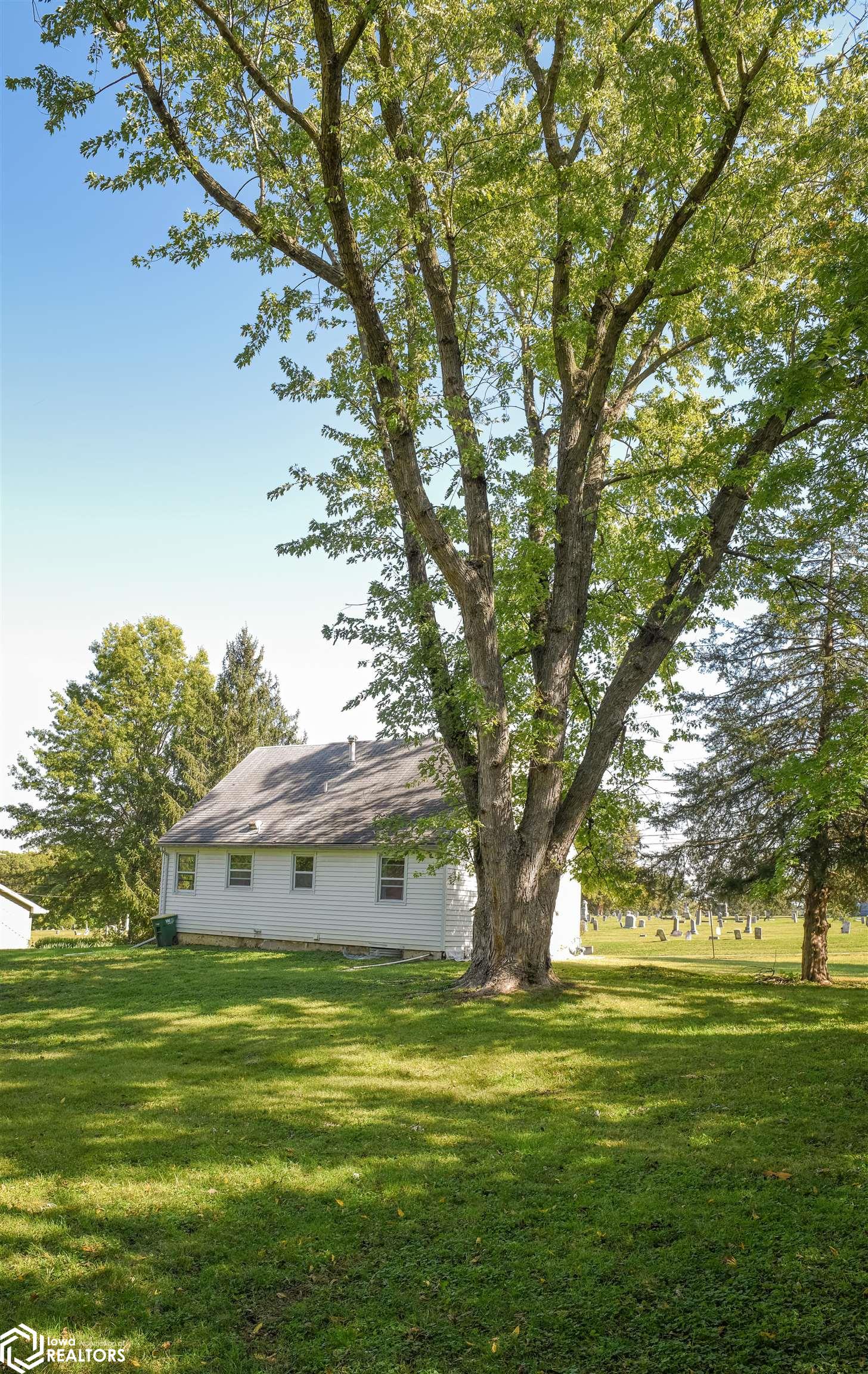 702 N B Street, Fairfield, Iowa image 4