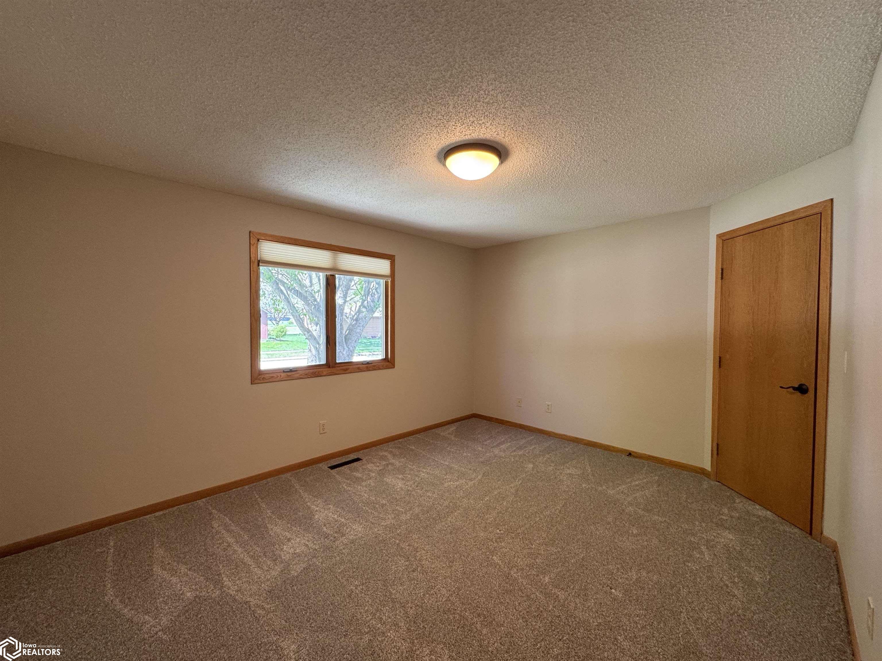 215 Woodbine Road, Mason City, Iowa image 14