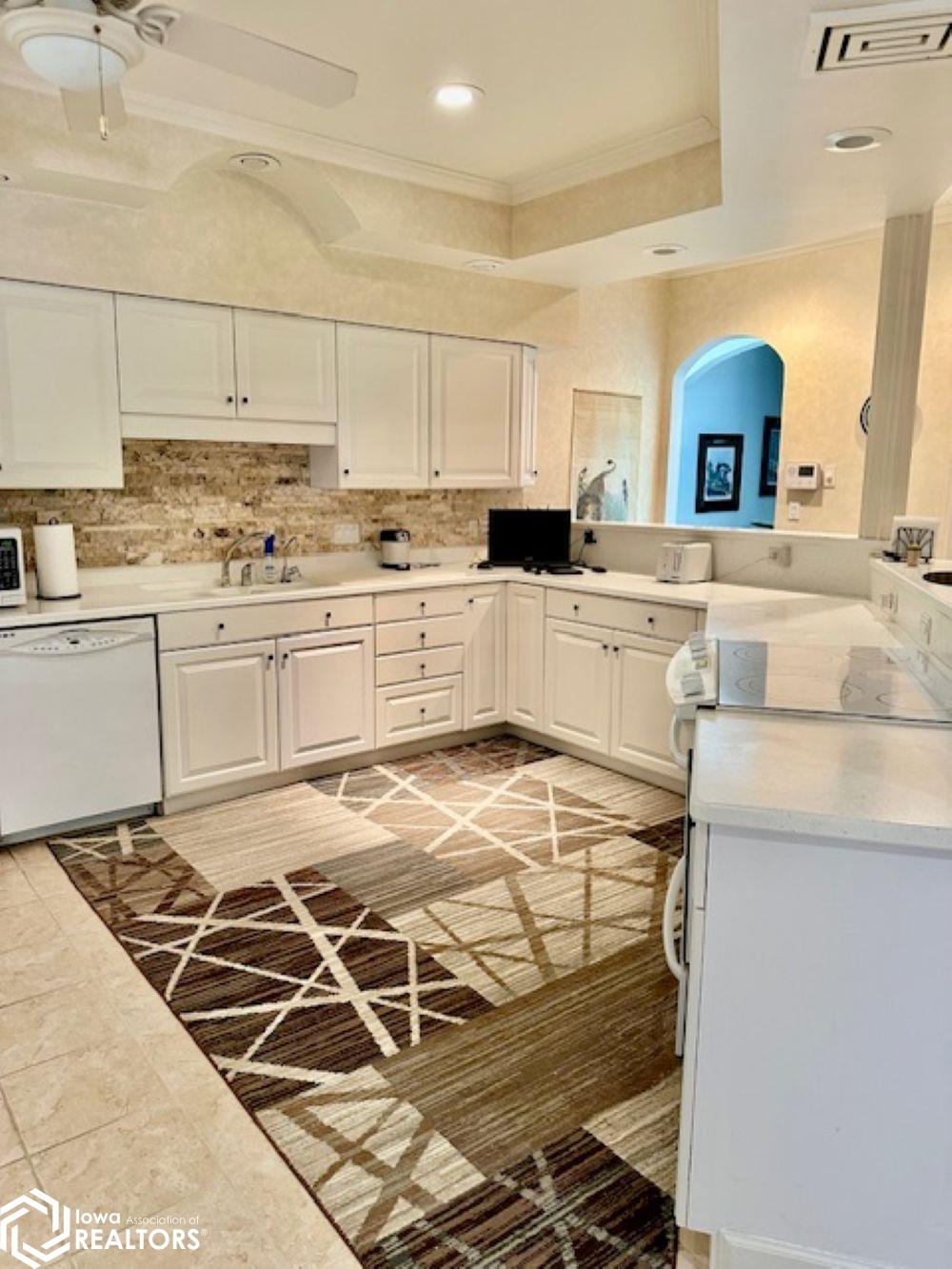 6124 Nikonha Place, Burlington, Iowa image 3