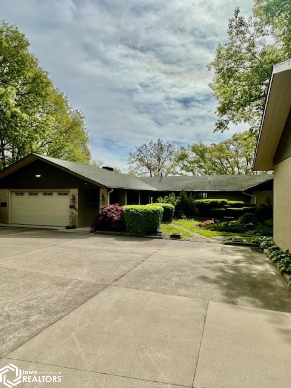 6124 Nikonha Place, Burlington, Iowa image 40