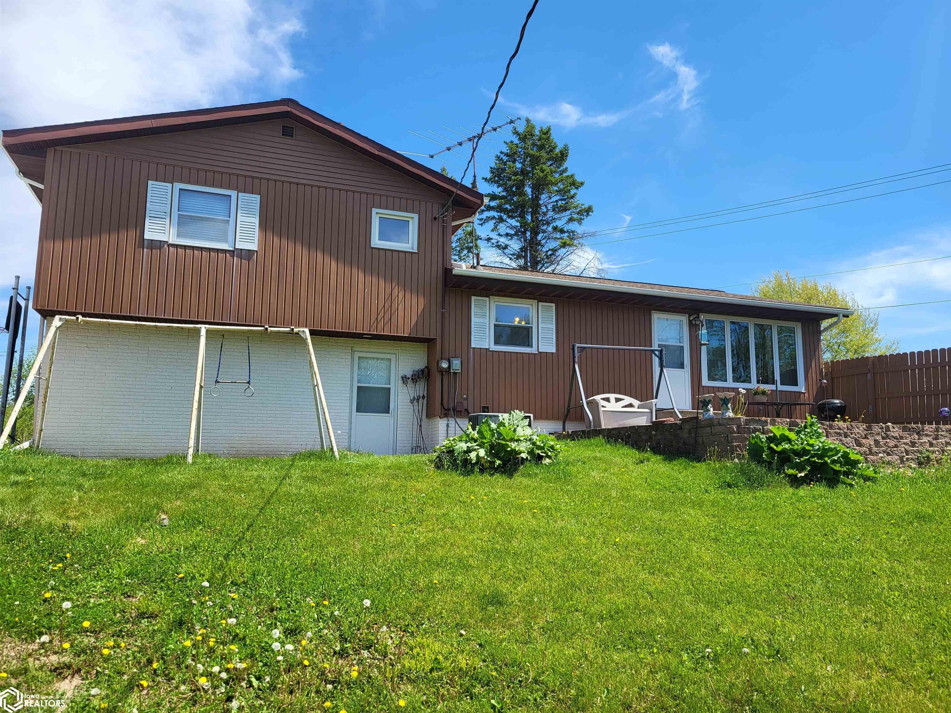 2502 Reyclif Drive, Marshalltown, Iowa image 2