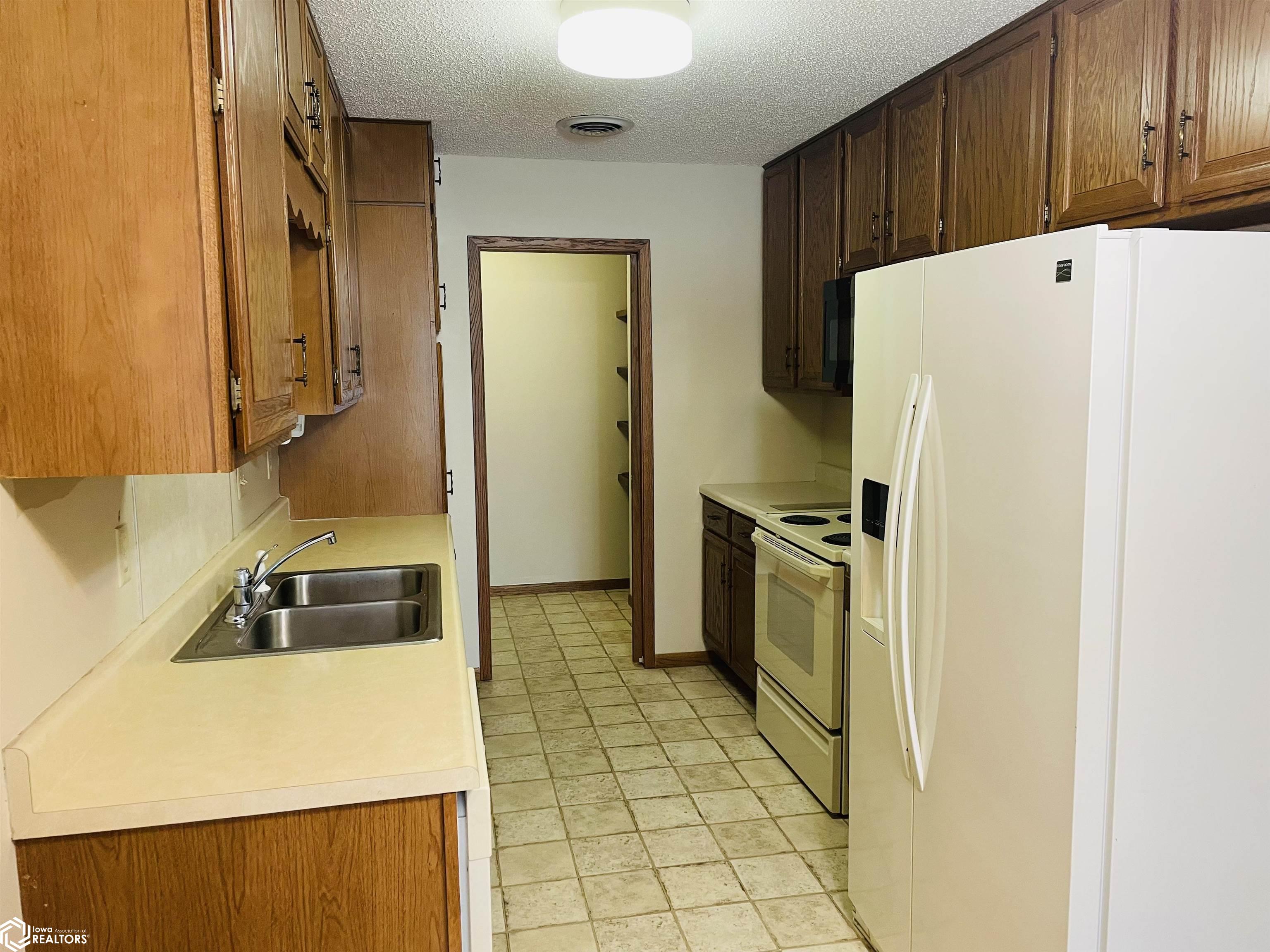403 2nd Avenue #4, Oskaloosa, Iowa image 2