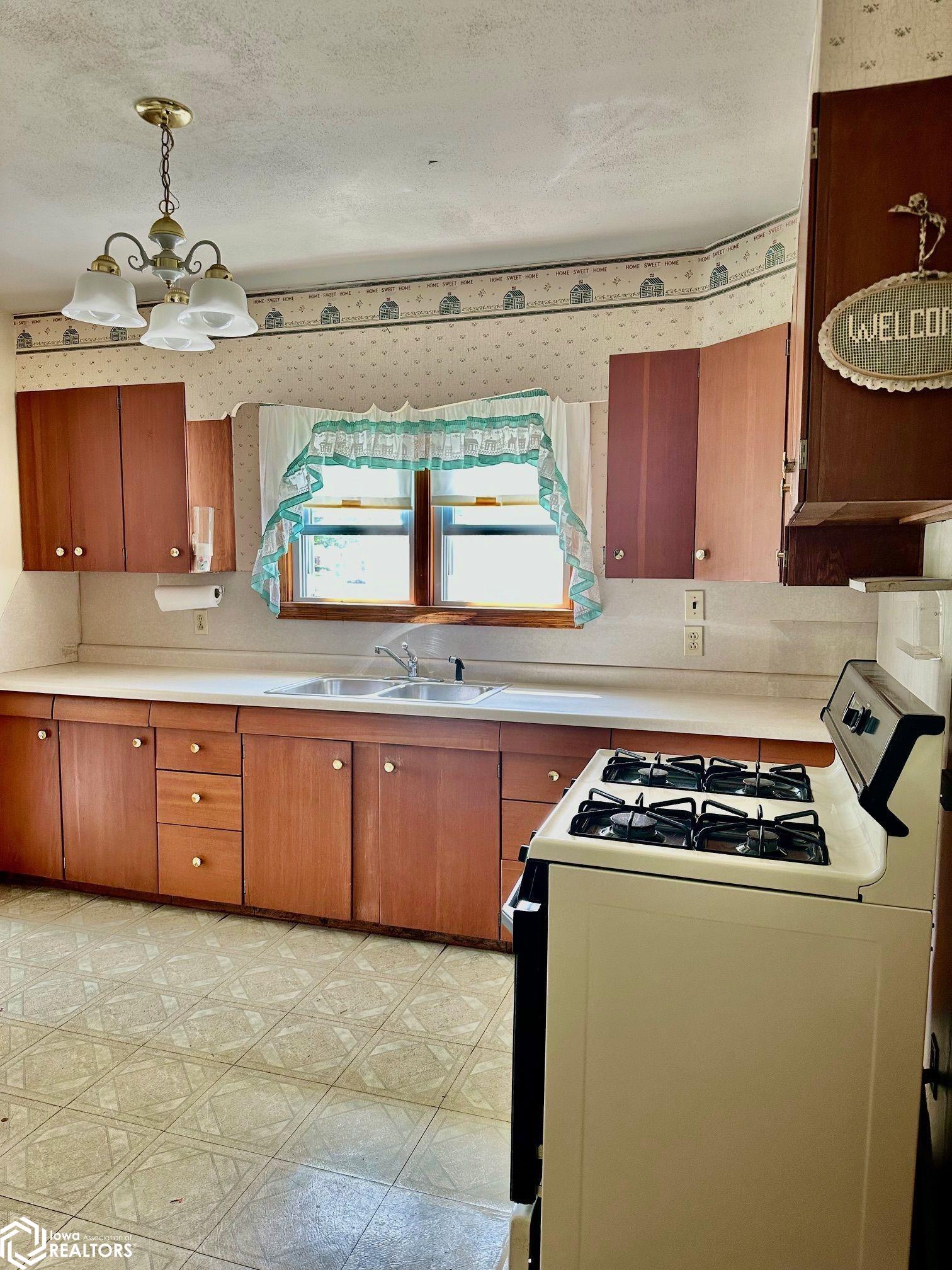 1605 S Garfield Avenue, Burlington, Iowa image 3