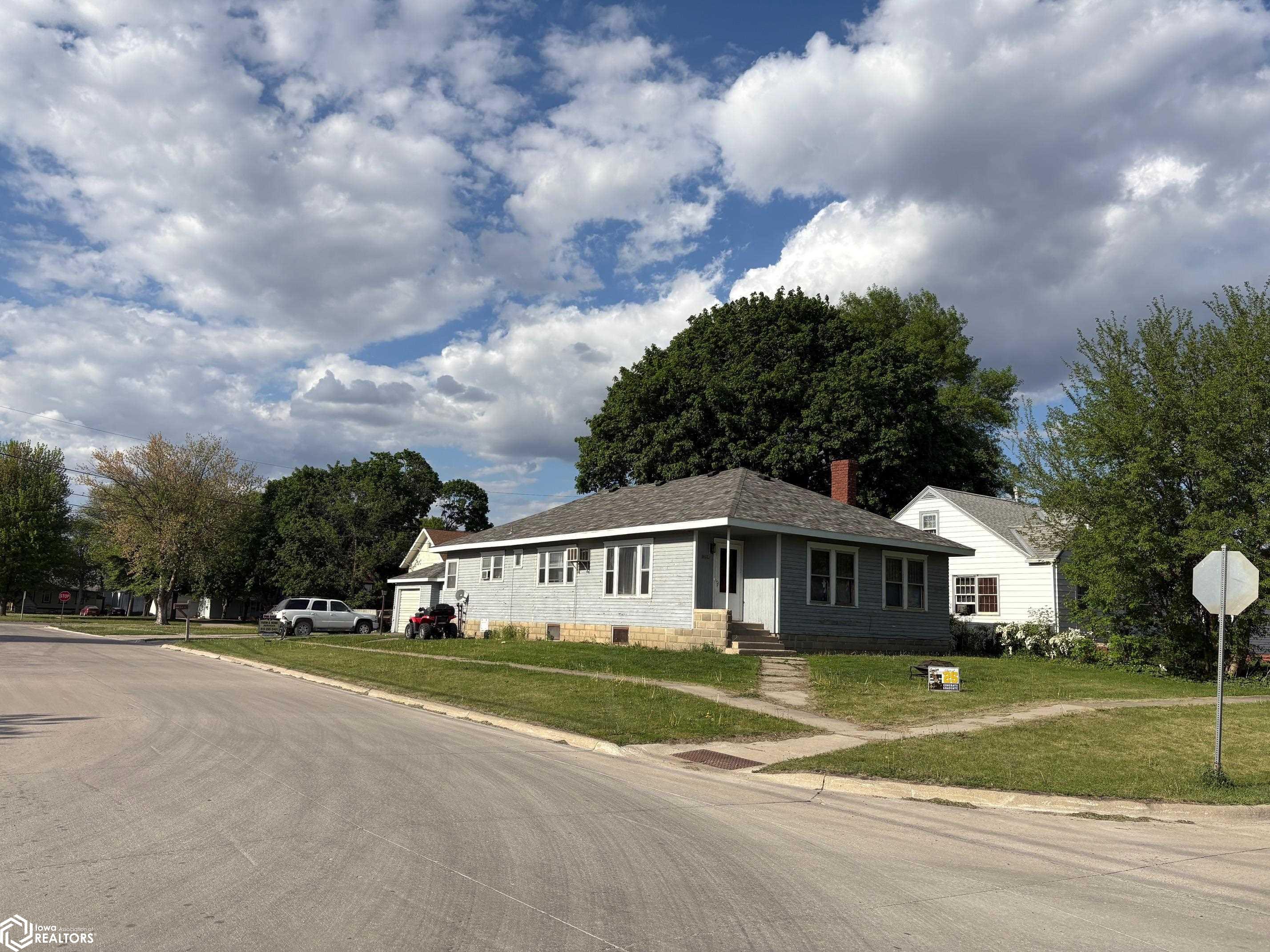 1709 10th Street, Emmetsburg, Iowa image 2