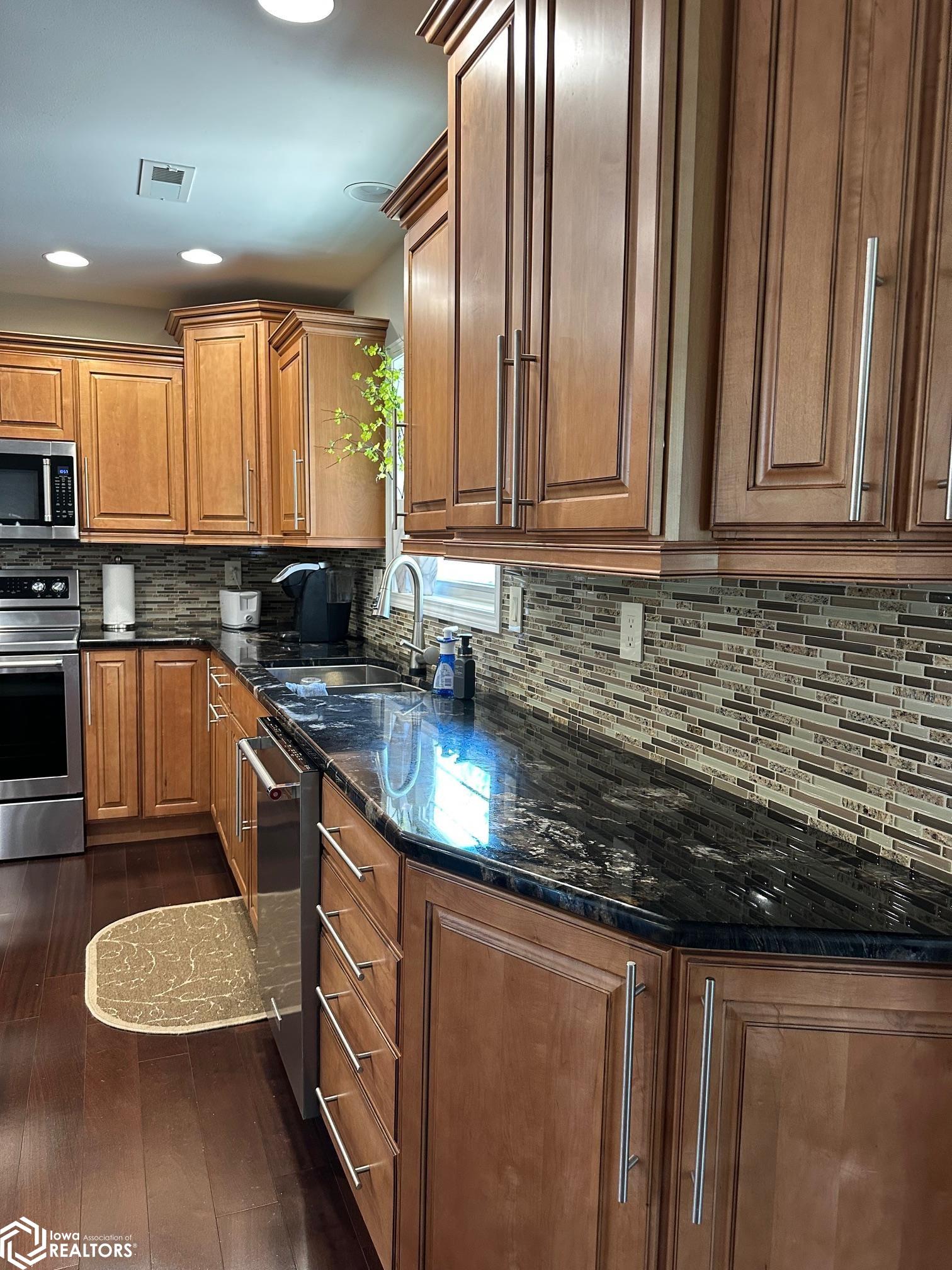 1713 Emerald Drive, Burlington, Iowa image 4