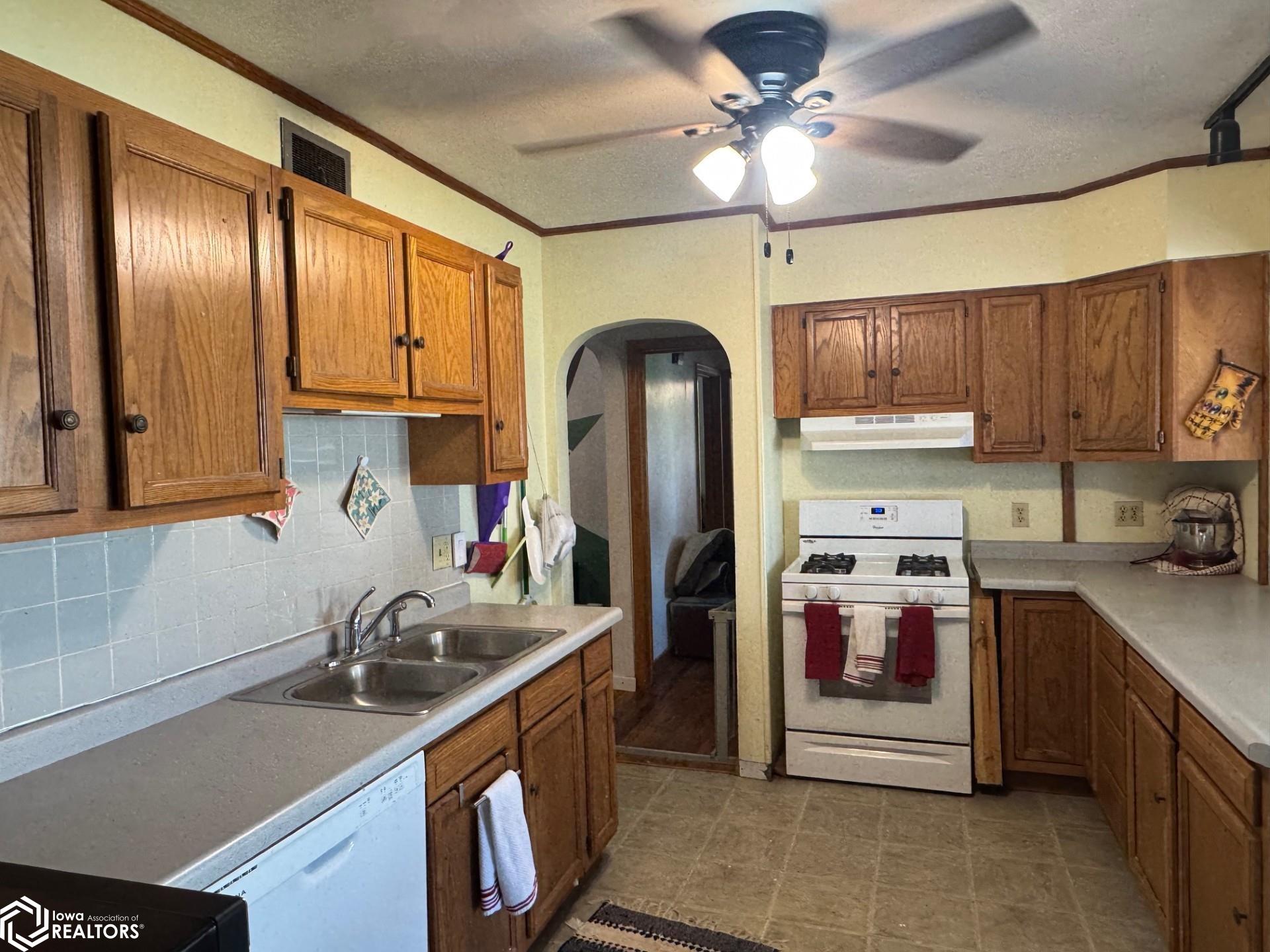 916 S 8th Avenue, Marshalltown, Iowa image 3