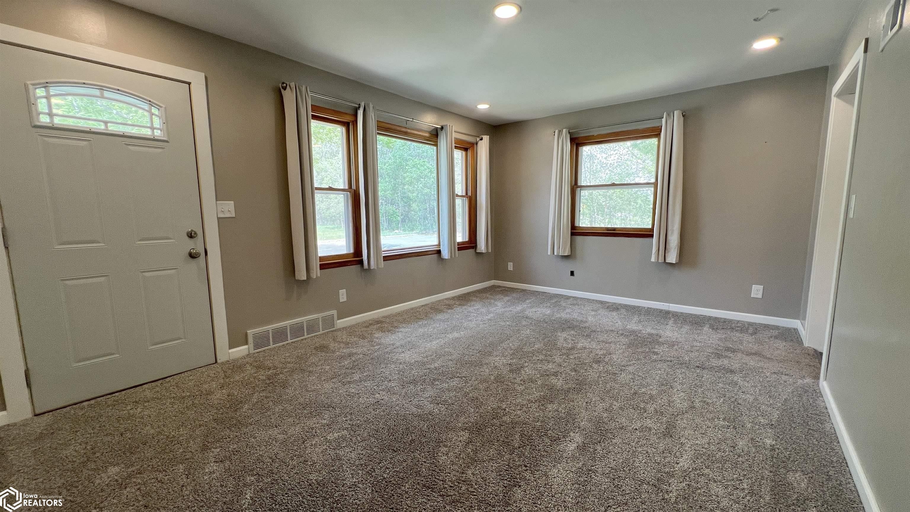 1031 10th Street, Mason City, Iowa image 3