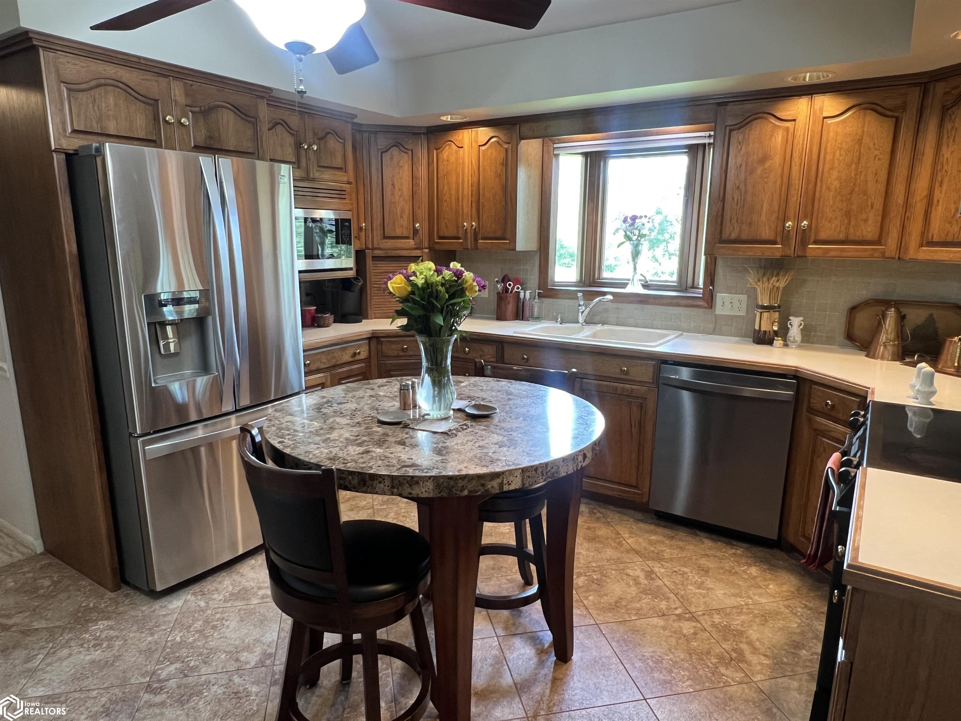 1221 Glenview Circle, Fairfield, Iowa image 11
