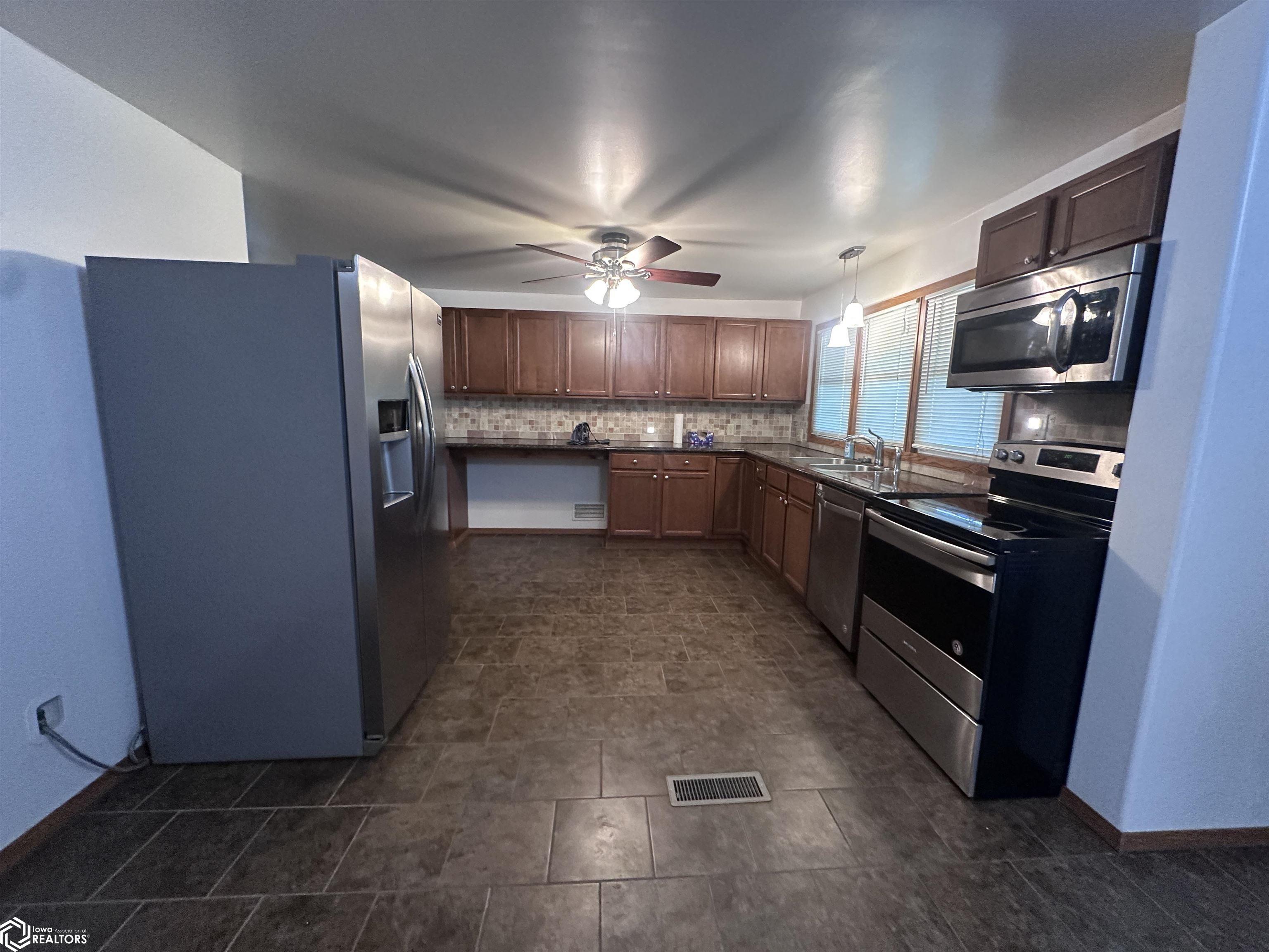 1975 Greenwood Drive, Ottumwa, Iowa image 24