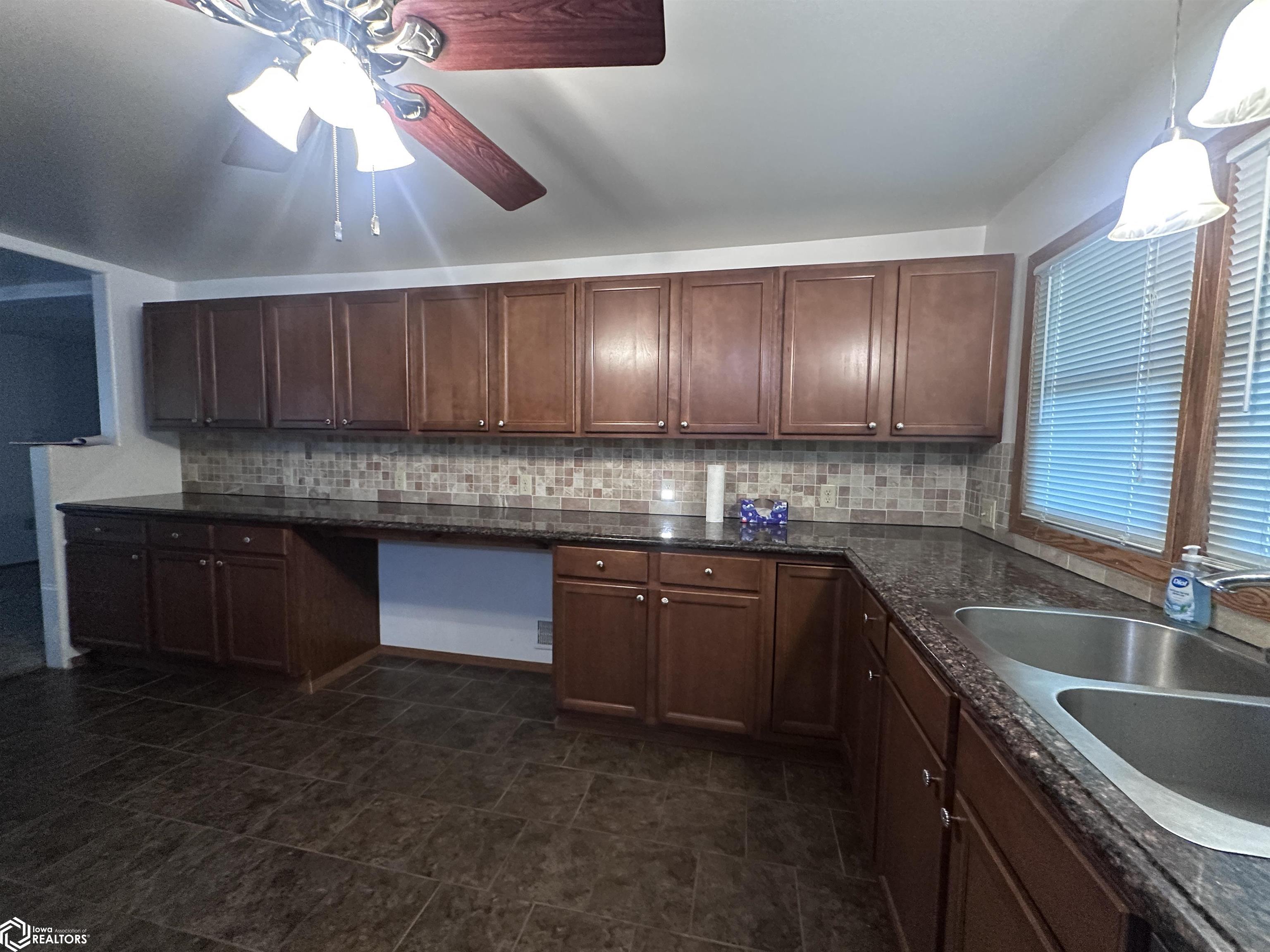 1975 Greenwood Drive, Ottumwa, Iowa image 27