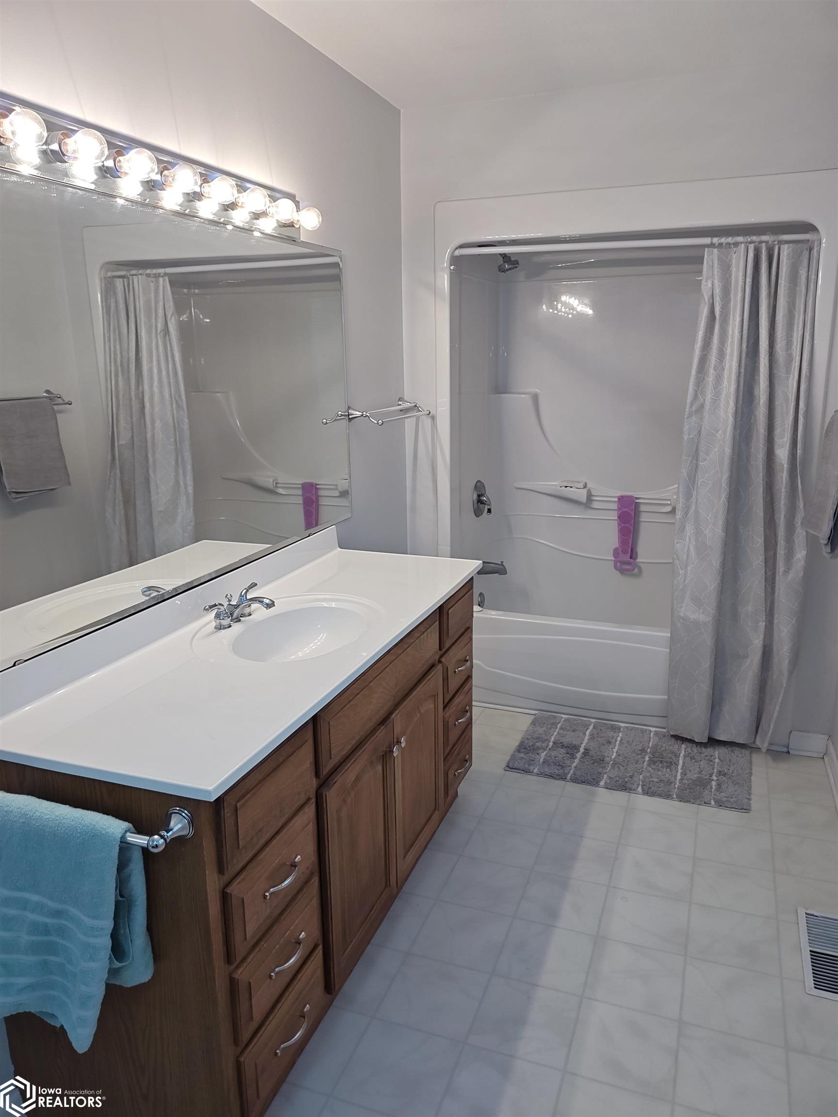 206 Ramsey Street, West Burlington, Iowa image 13