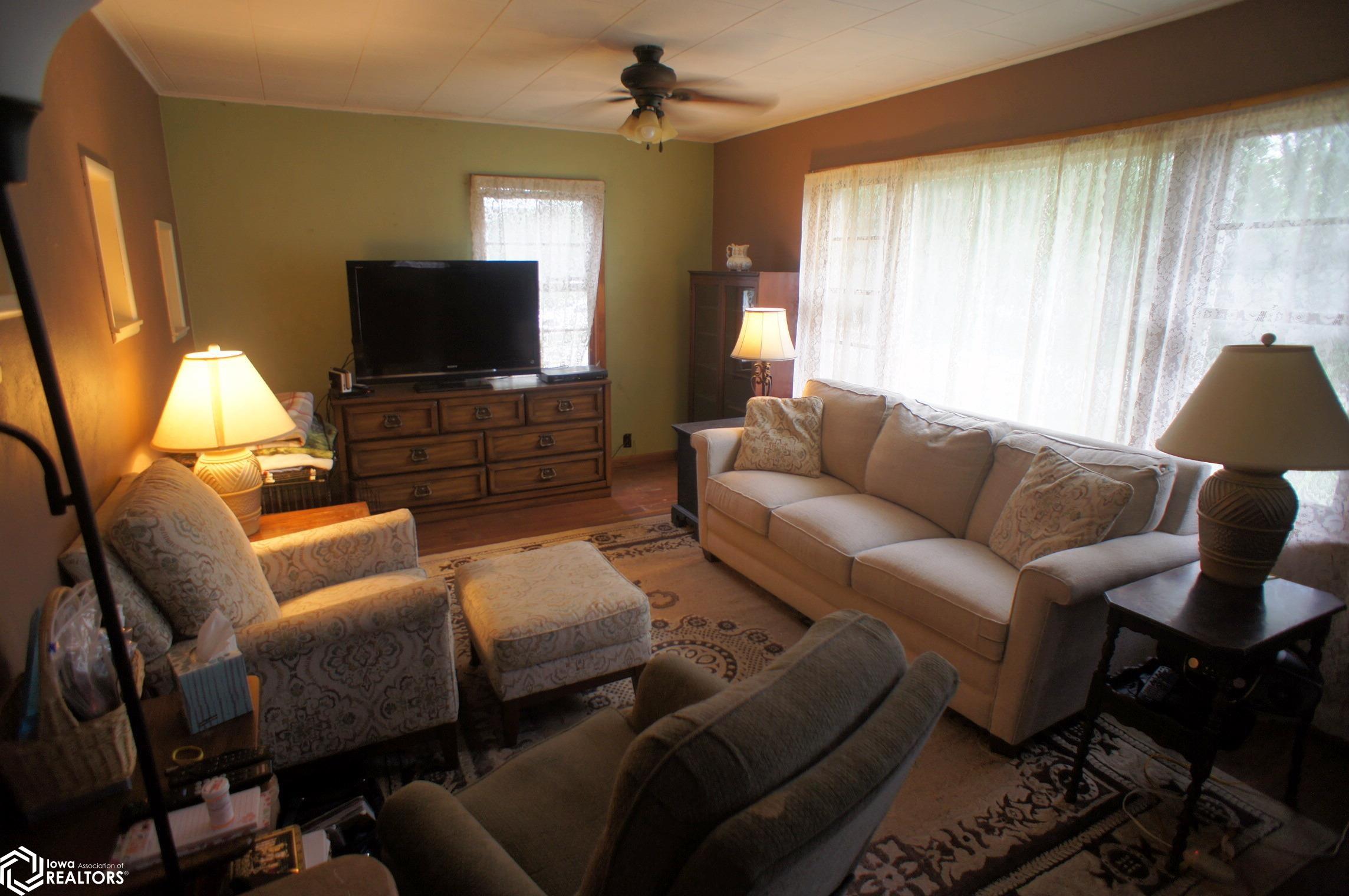 413 E Curve Drive, Webster City, Iowa image 4