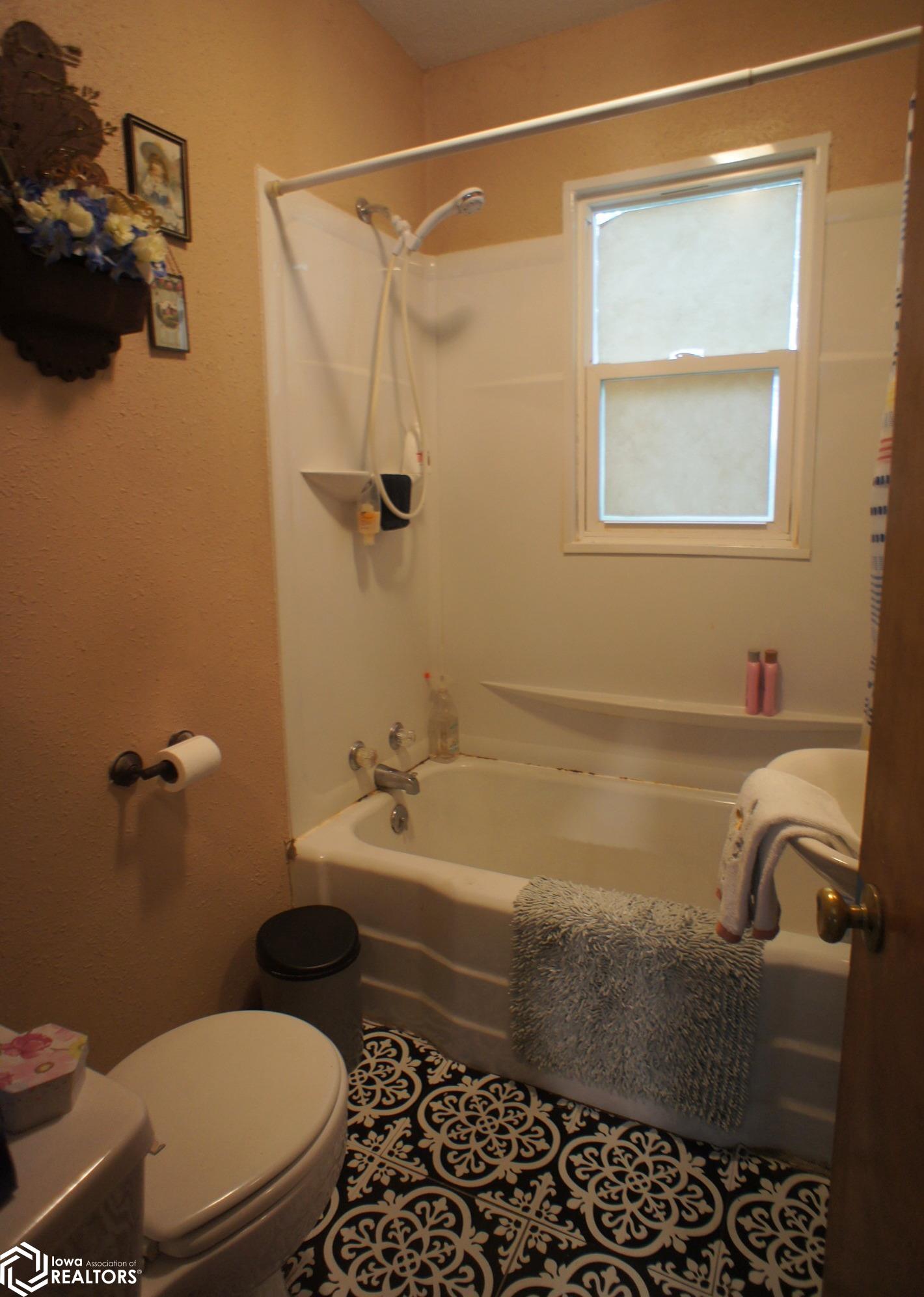413 E Curve Drive, Webster City, Iowa image 8