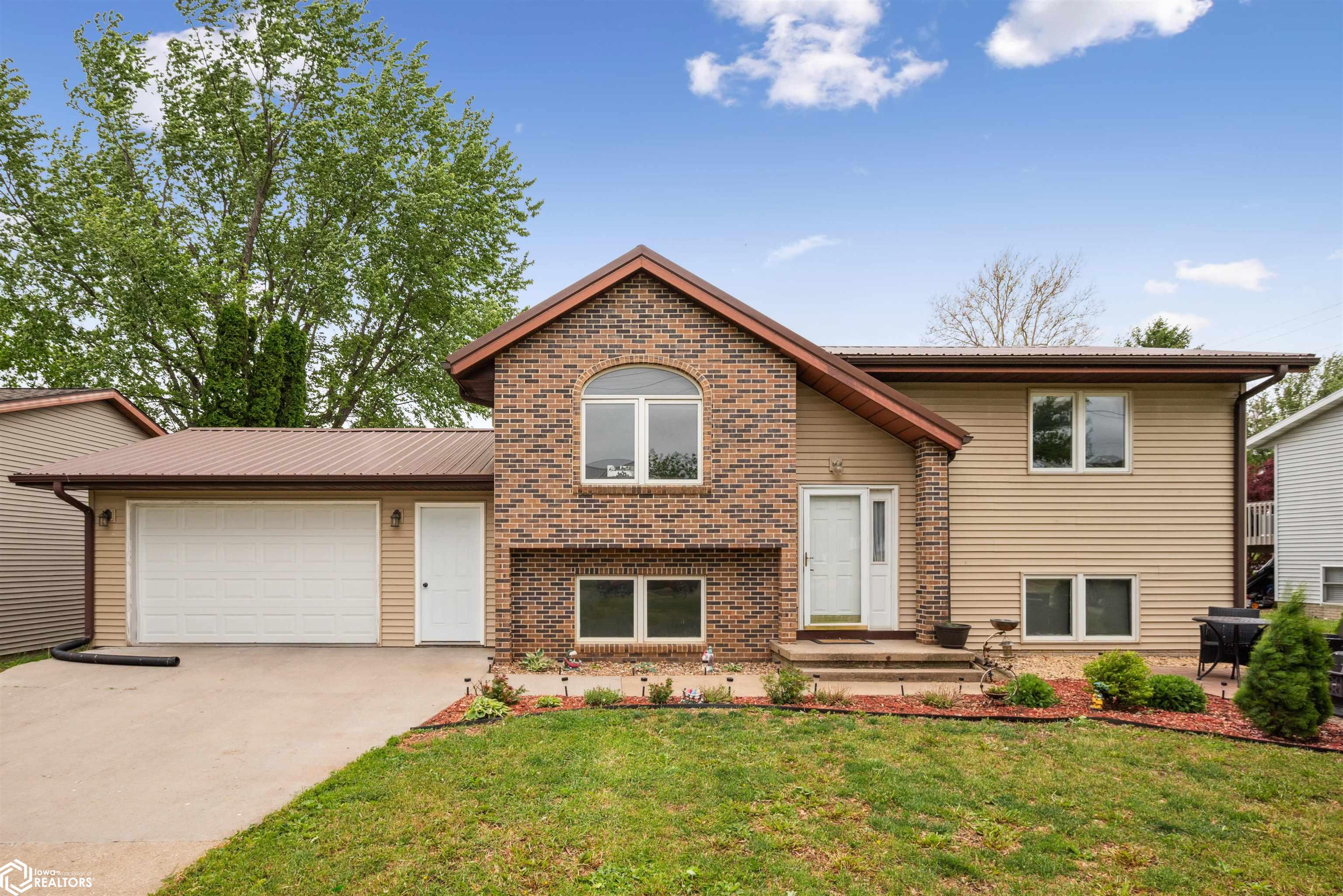 607 E Pershing Drive, Brooklyn, Iowa image 1