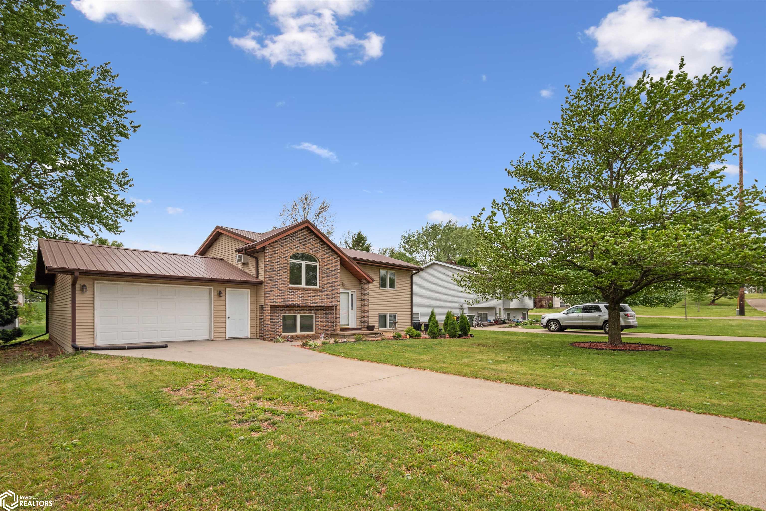 607 E Pershing Drive, Brooklyn, Iowa image 2