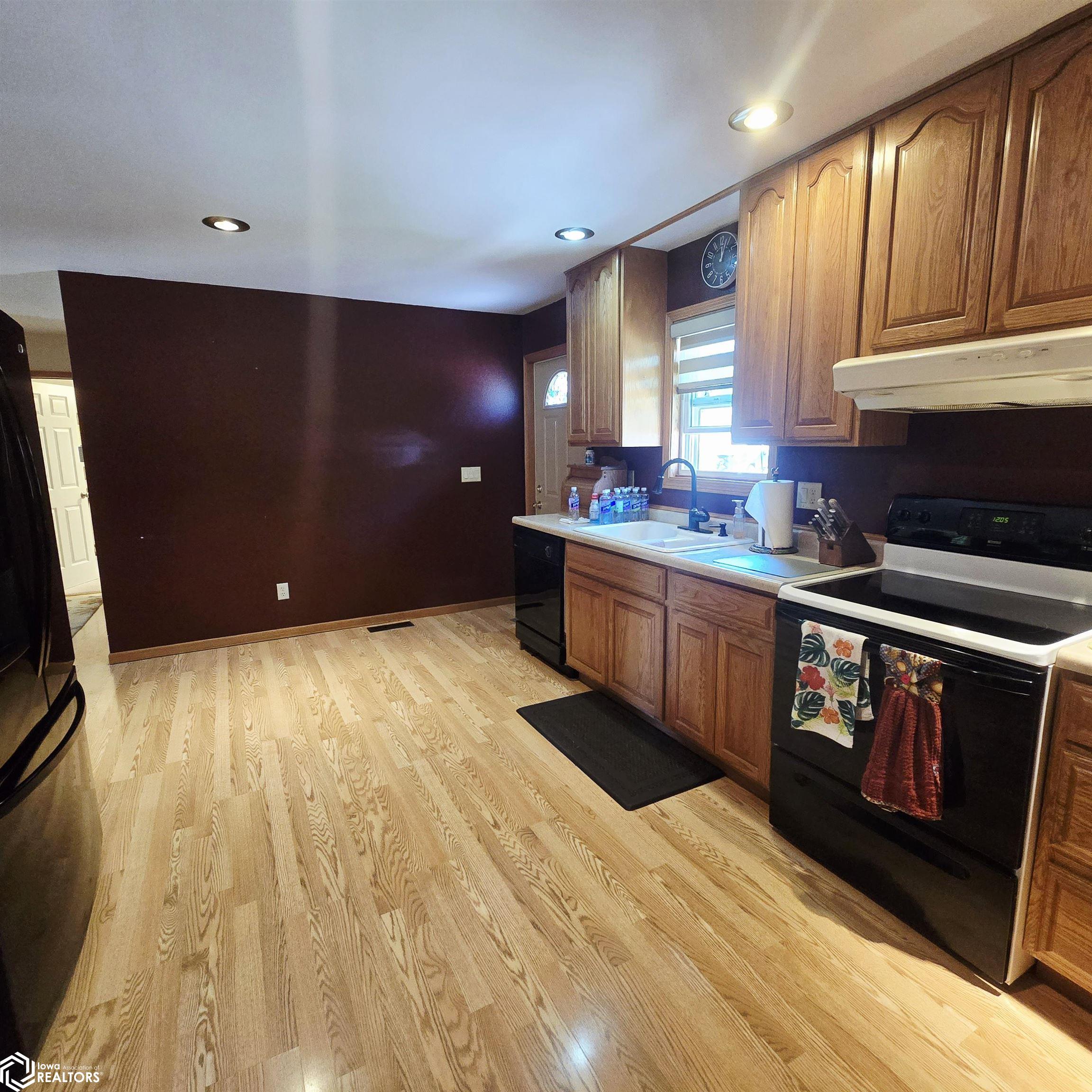 1004 S 15th Street, Oskaloosa, Iowa image 3