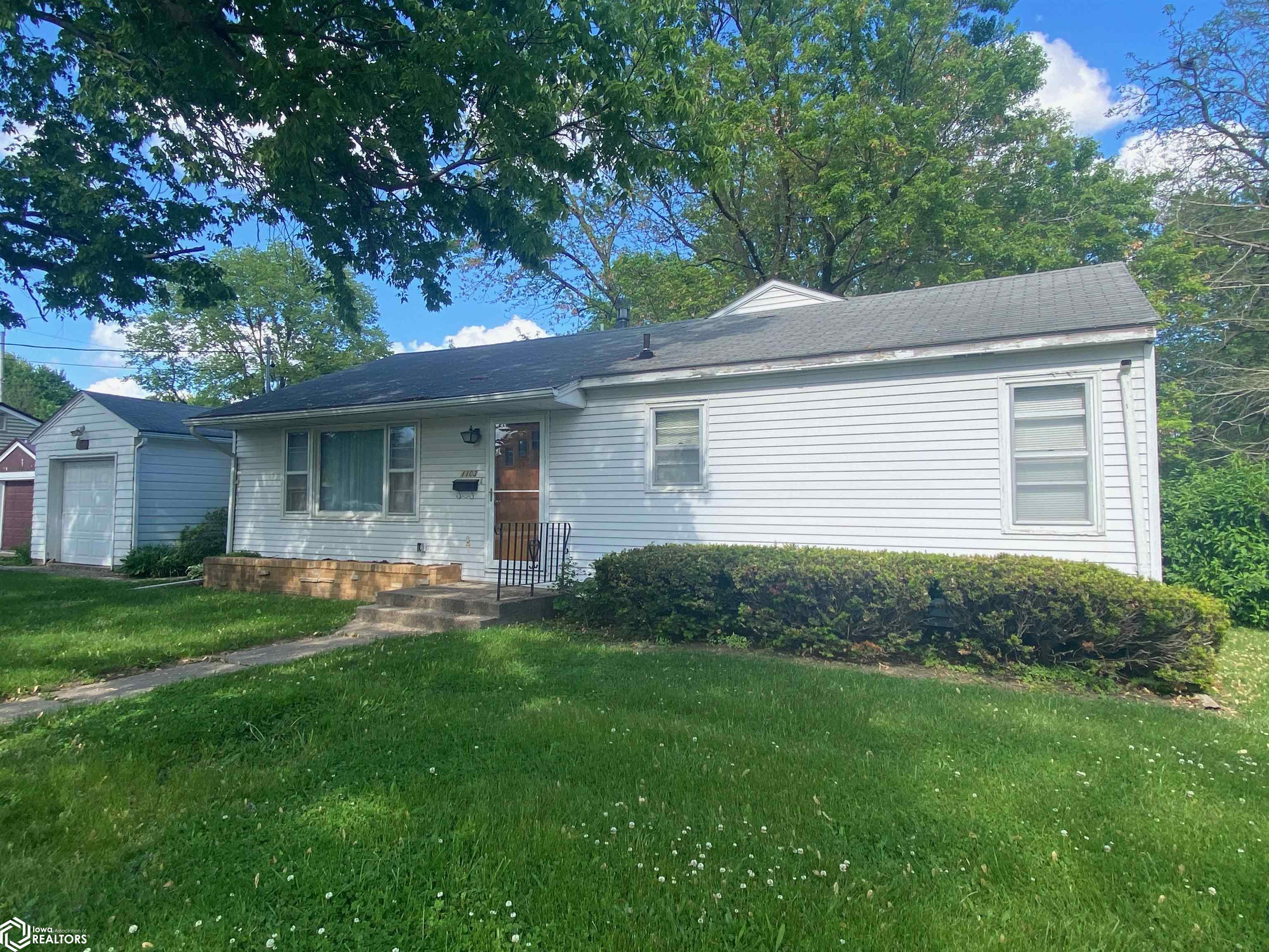 1103 S 4th Street, Fairfield, Iowa image 2