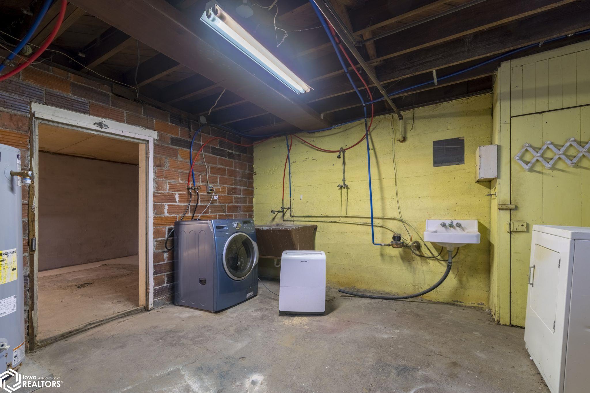 807 E Burlington Avenue, Fairfield, Iowa image 33