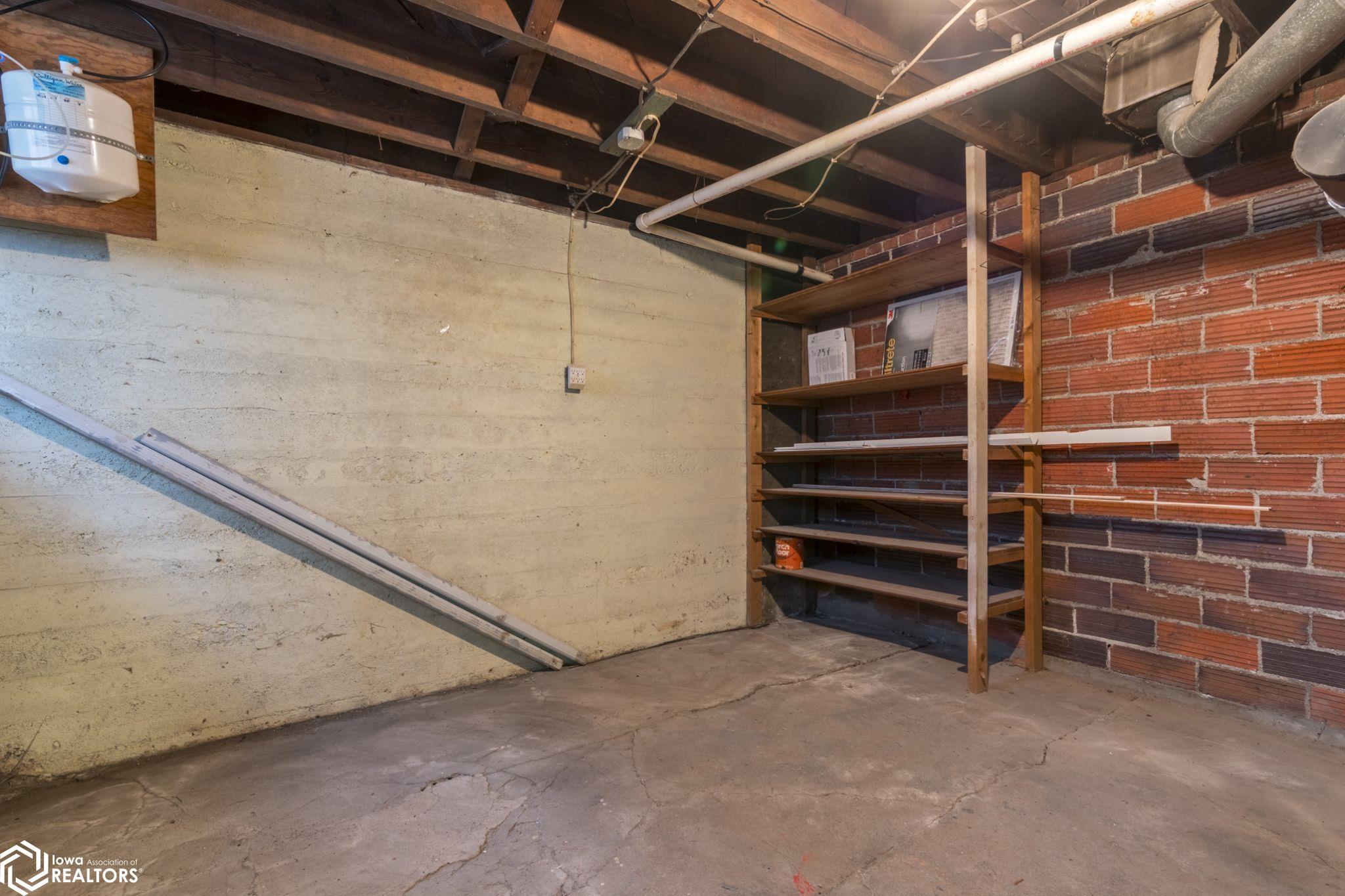 807 E Burlington Avenue, Fairfield, Iowa image 35