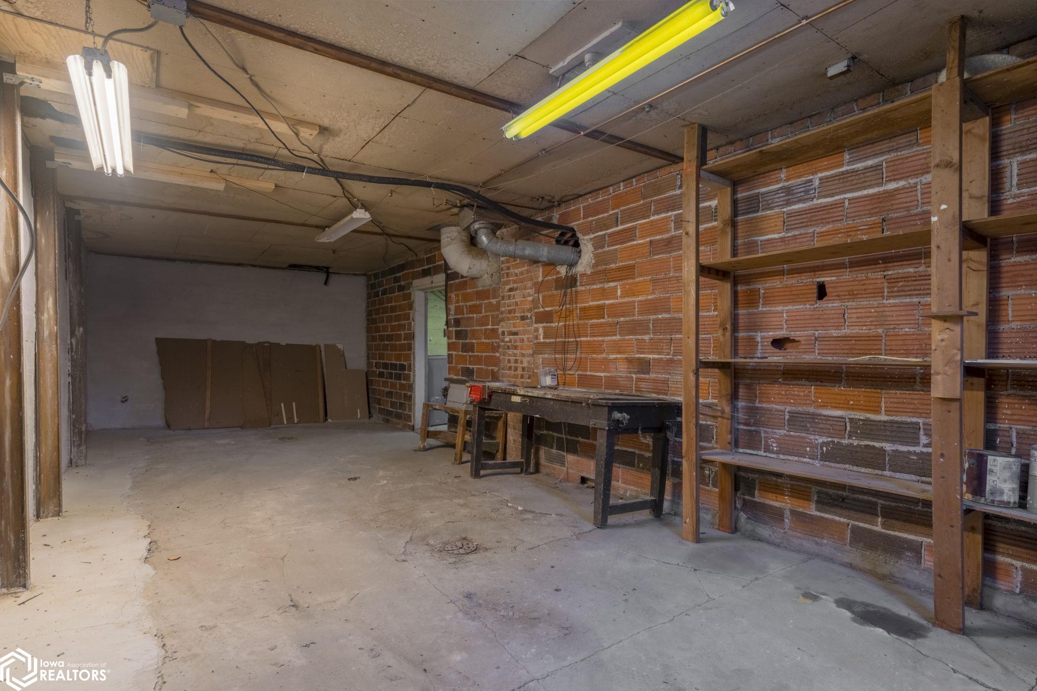 807 E Burlington Avenue, Fairfield, Iowa image 36