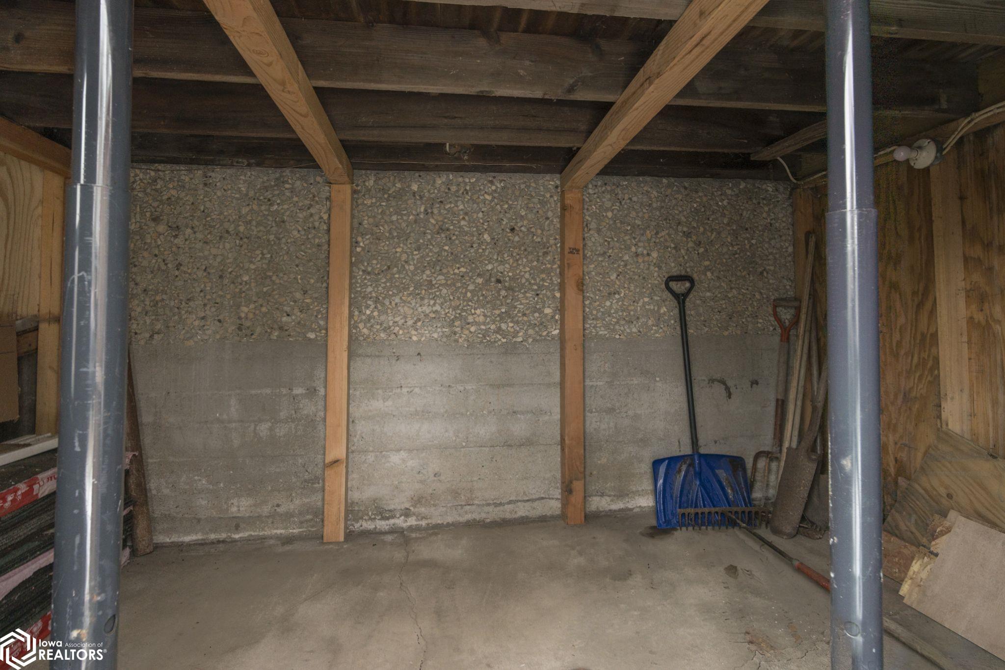 807 E Burlington Avenue, Fairfield, Iowa image 39