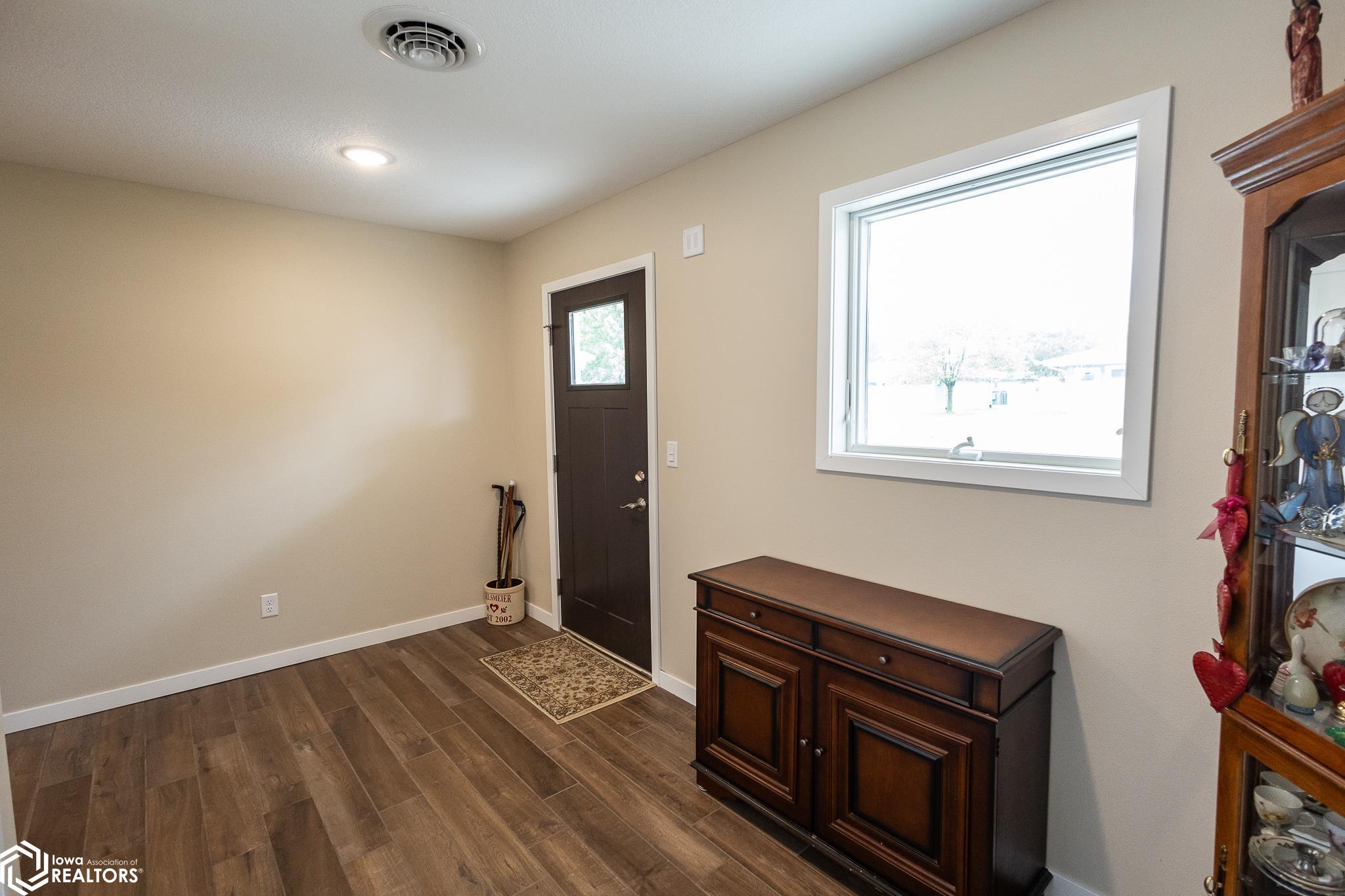 302 Oak Hill Ct, Clear Lake, Iowa image 11