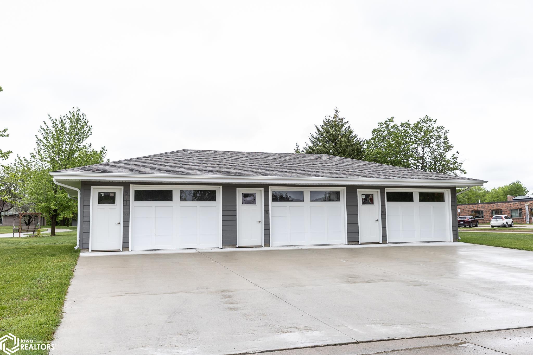 302 Oak Hill Ct, Clear Lake, Iowa image 4