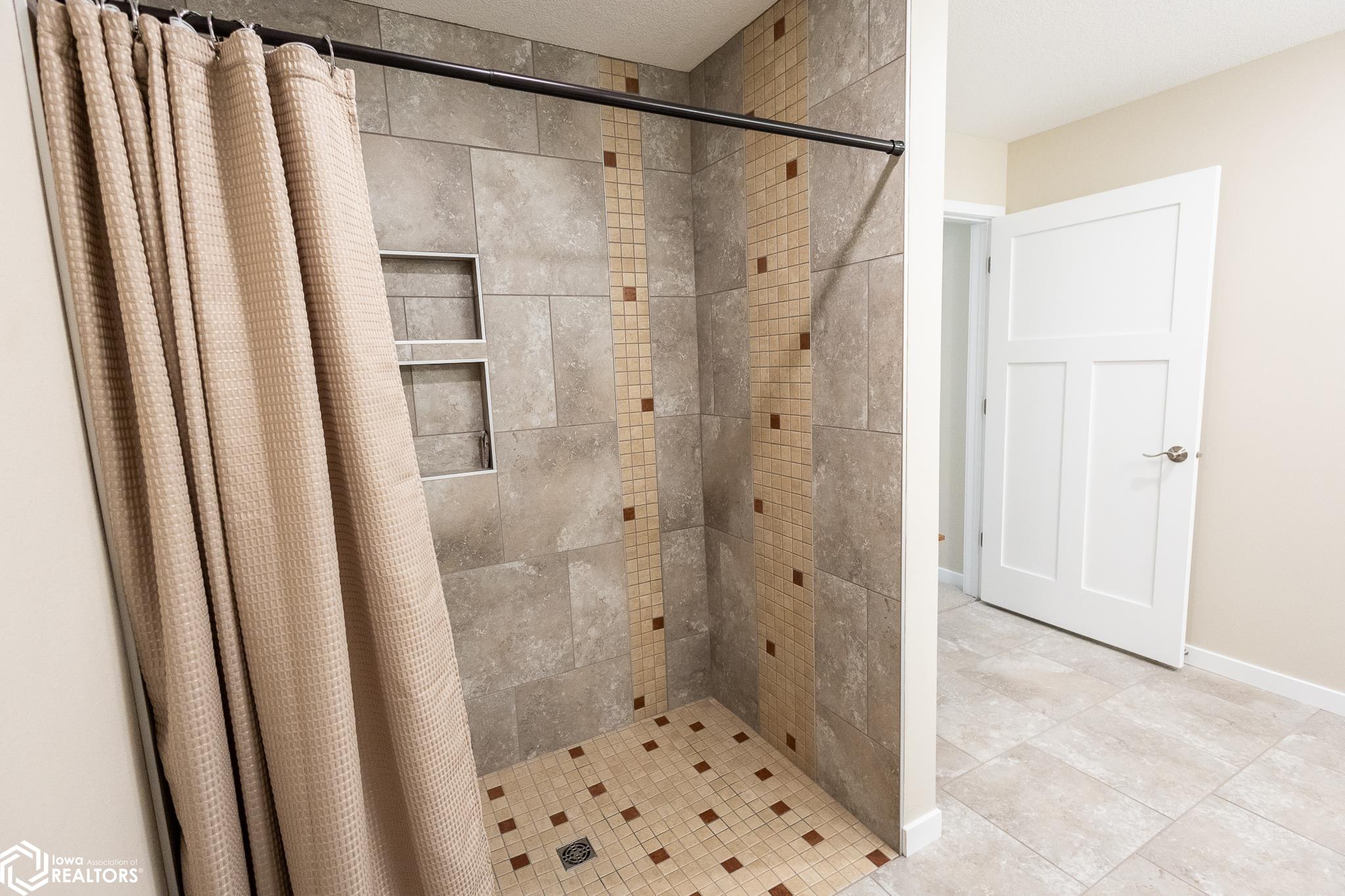 302 Oak Hill Ct, Clear Lake, Iowa image 32