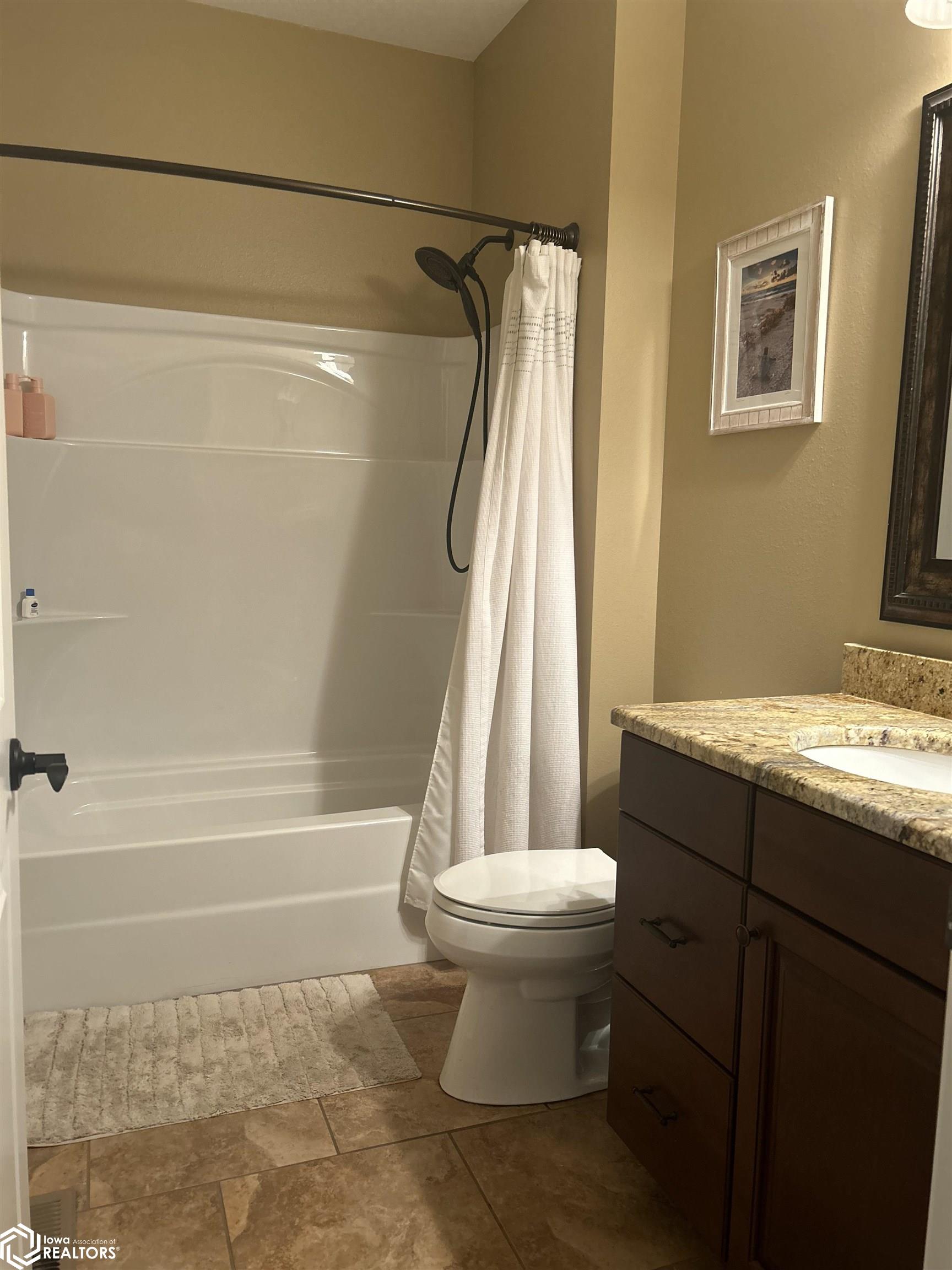 5191 Turnberry Court, Burlington, Iowa image 9