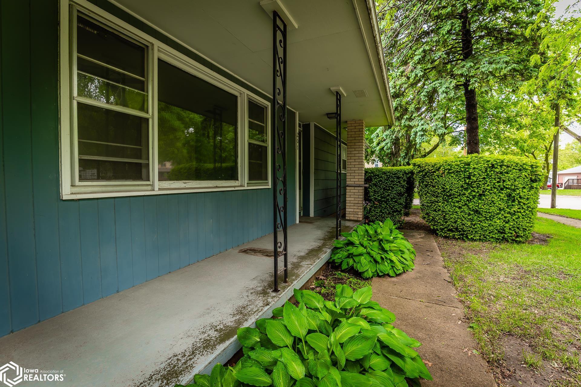 201 E Grundy Avenue, Conrad, Iowa image 2