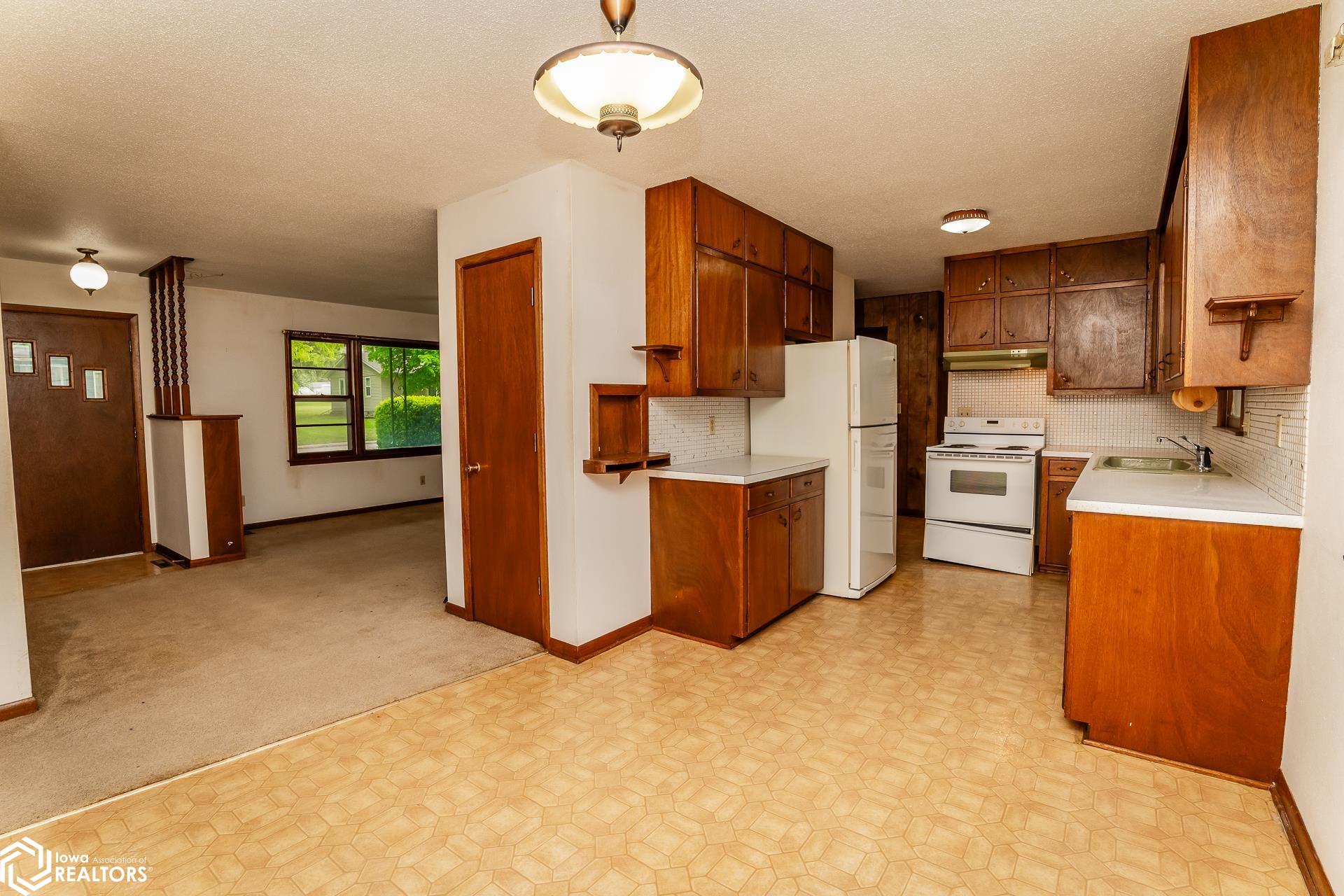 201 E Grundy Avenue, Conrad, Iowa image 3