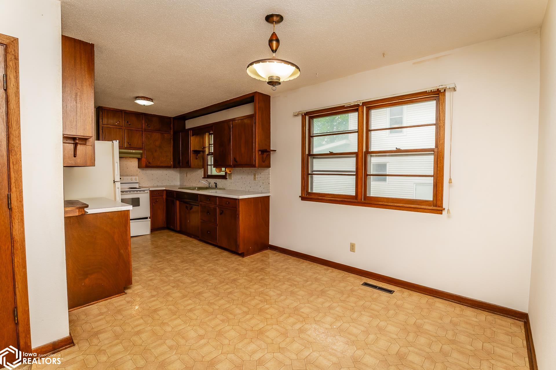 201 E Grundy Avenue, Conrad, Iowa image 4