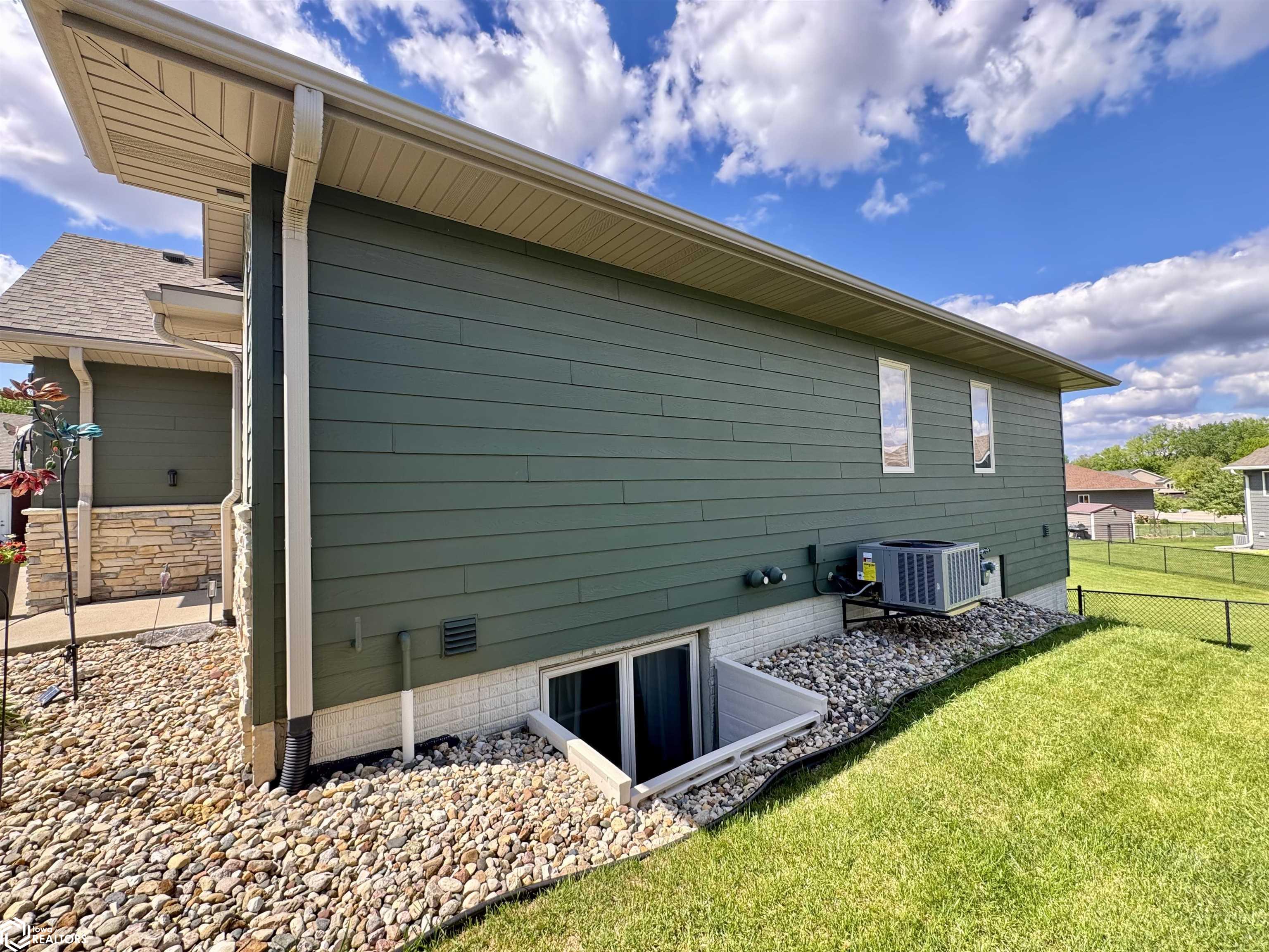 1008 Pine Brooke Ct, Clear Lake, Iowa image 2