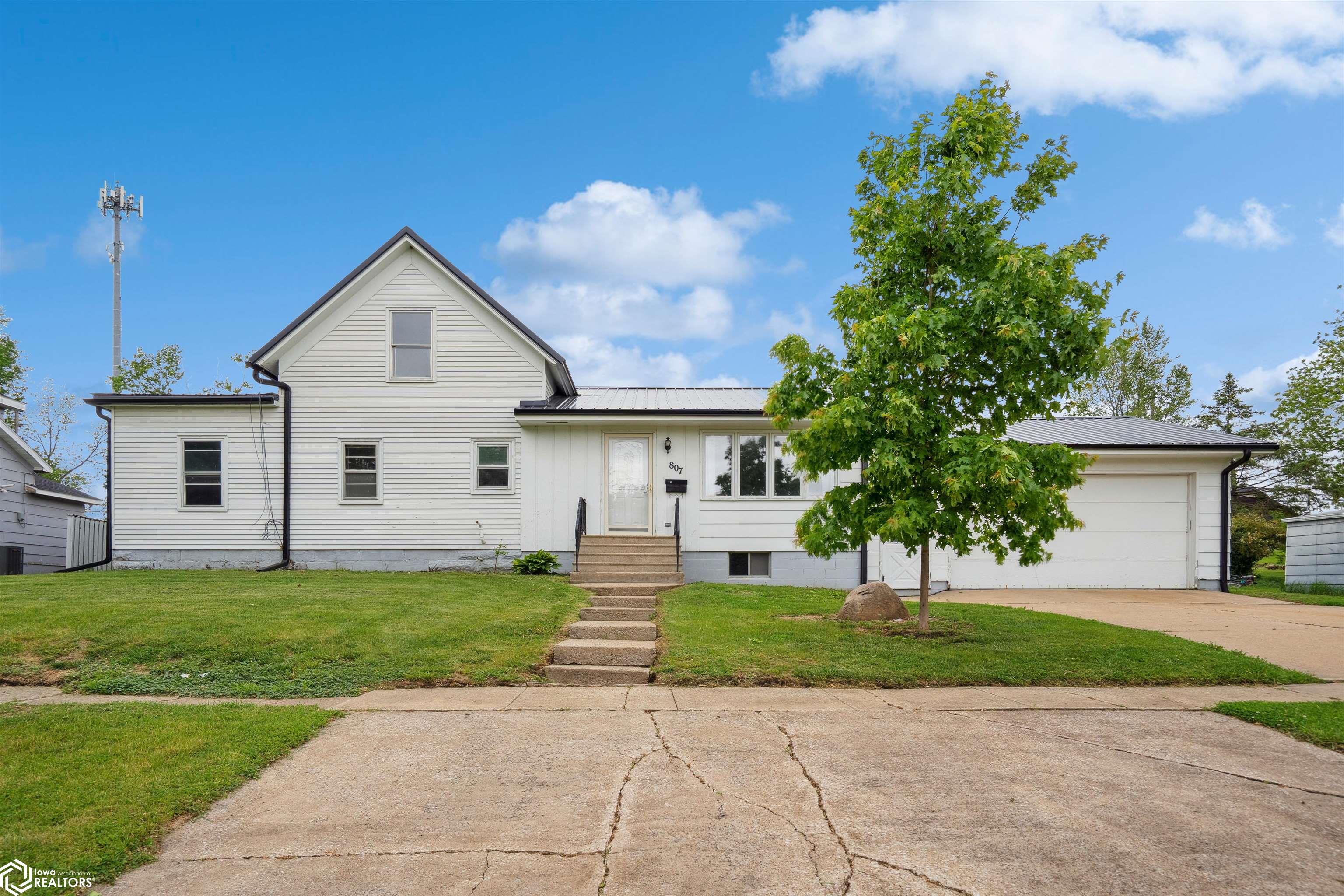 807 Center Street, Grinnell, Iowa image 2