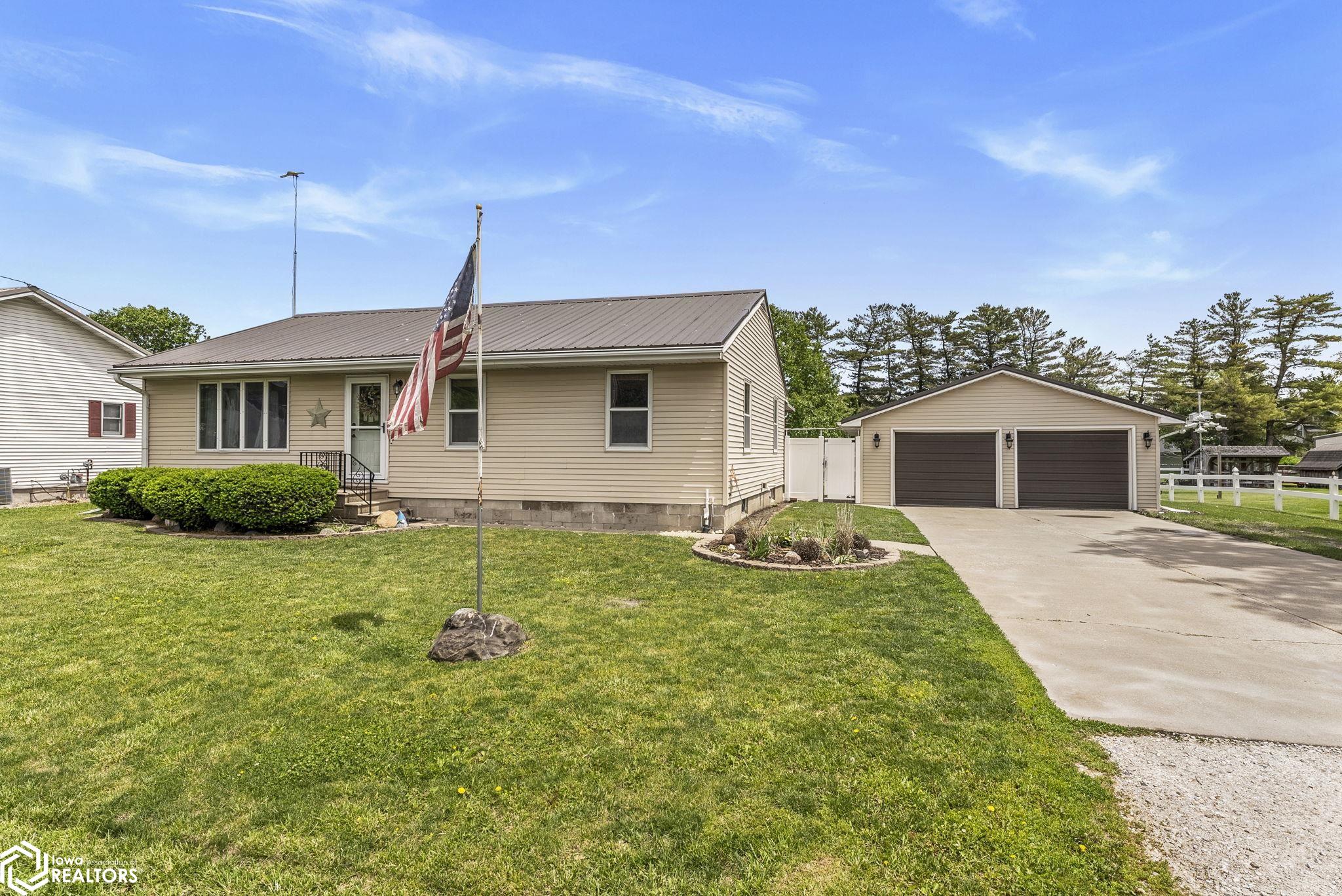 102 S 15th Avenue, Washington, Iowa image 1