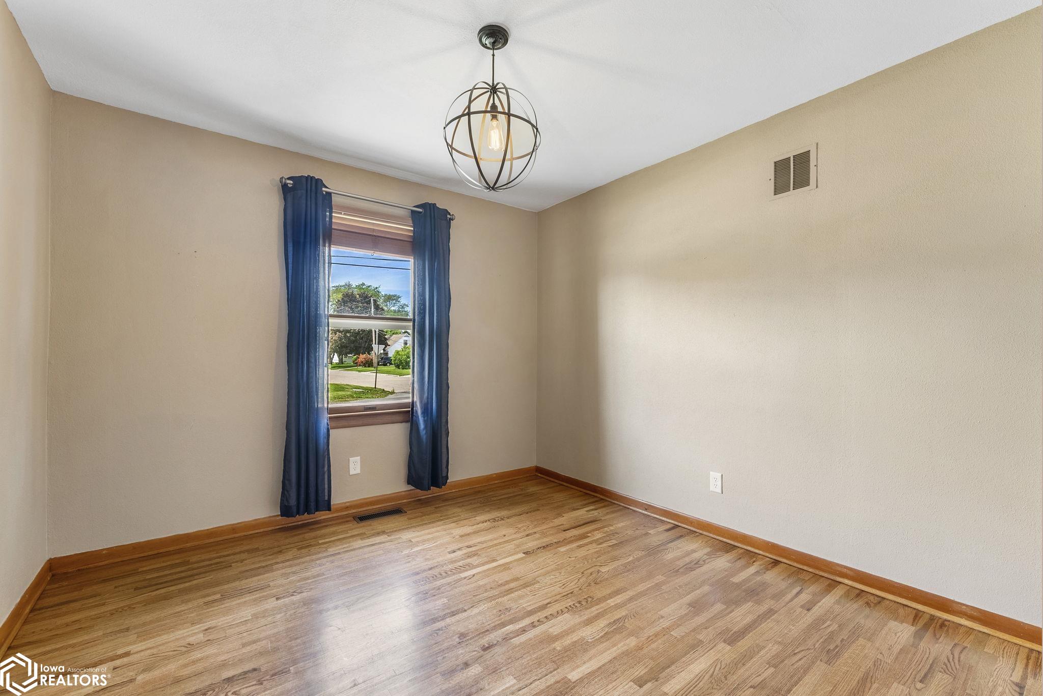 102 S 15th Avenue, Washington, Iowa image 21