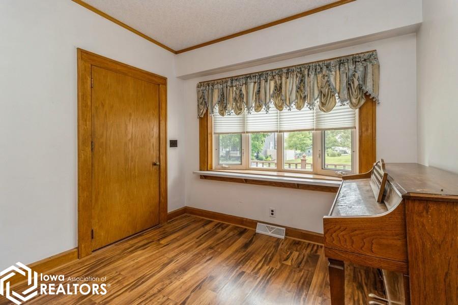 214 S High Street, Baxter, Iowa image 3