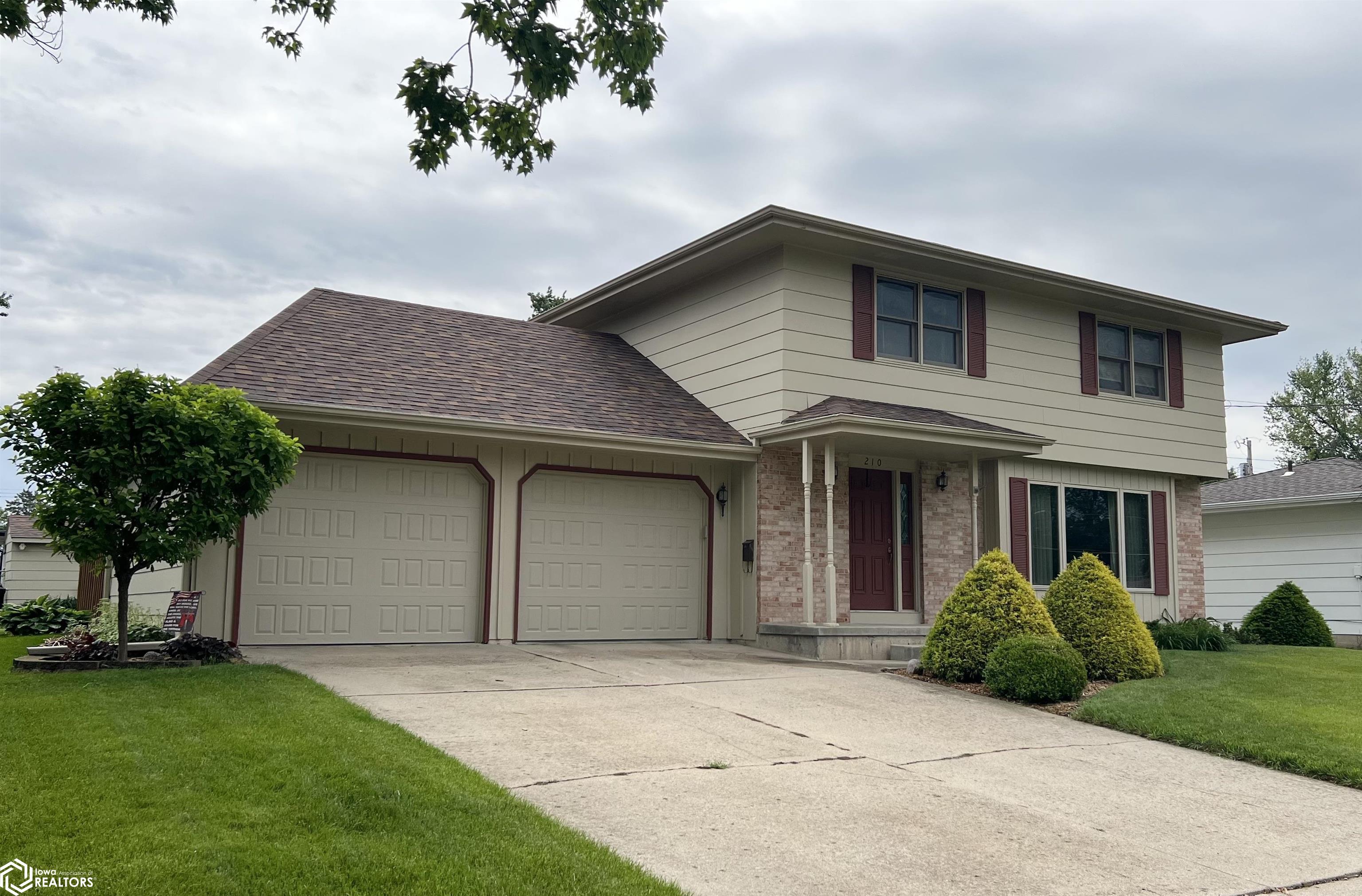 210 E 24th Street, Newton, Iowa image 1