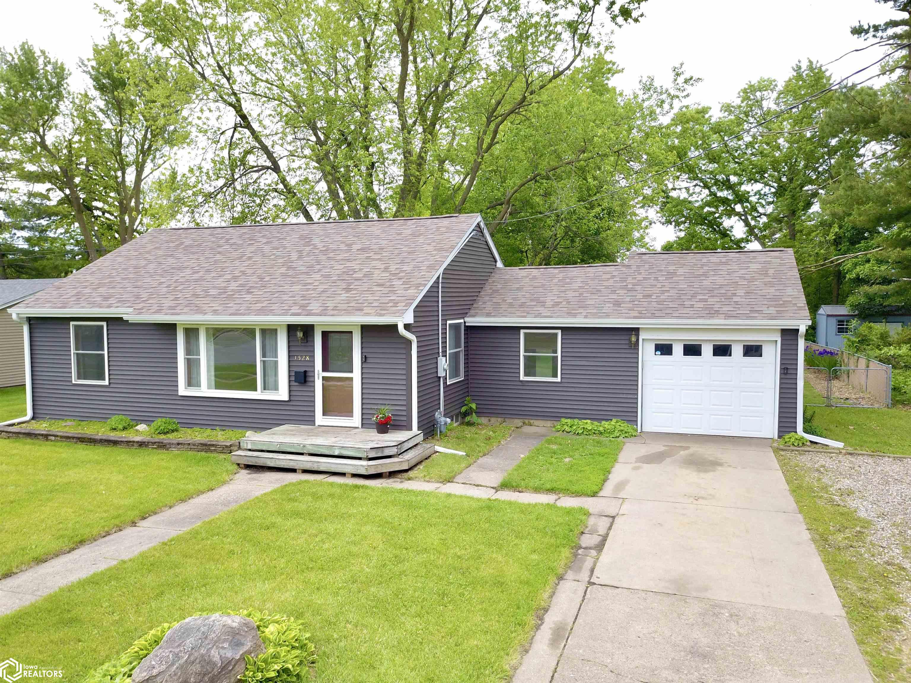 1528 8th Avenue, Grinnell, Iowa image 1