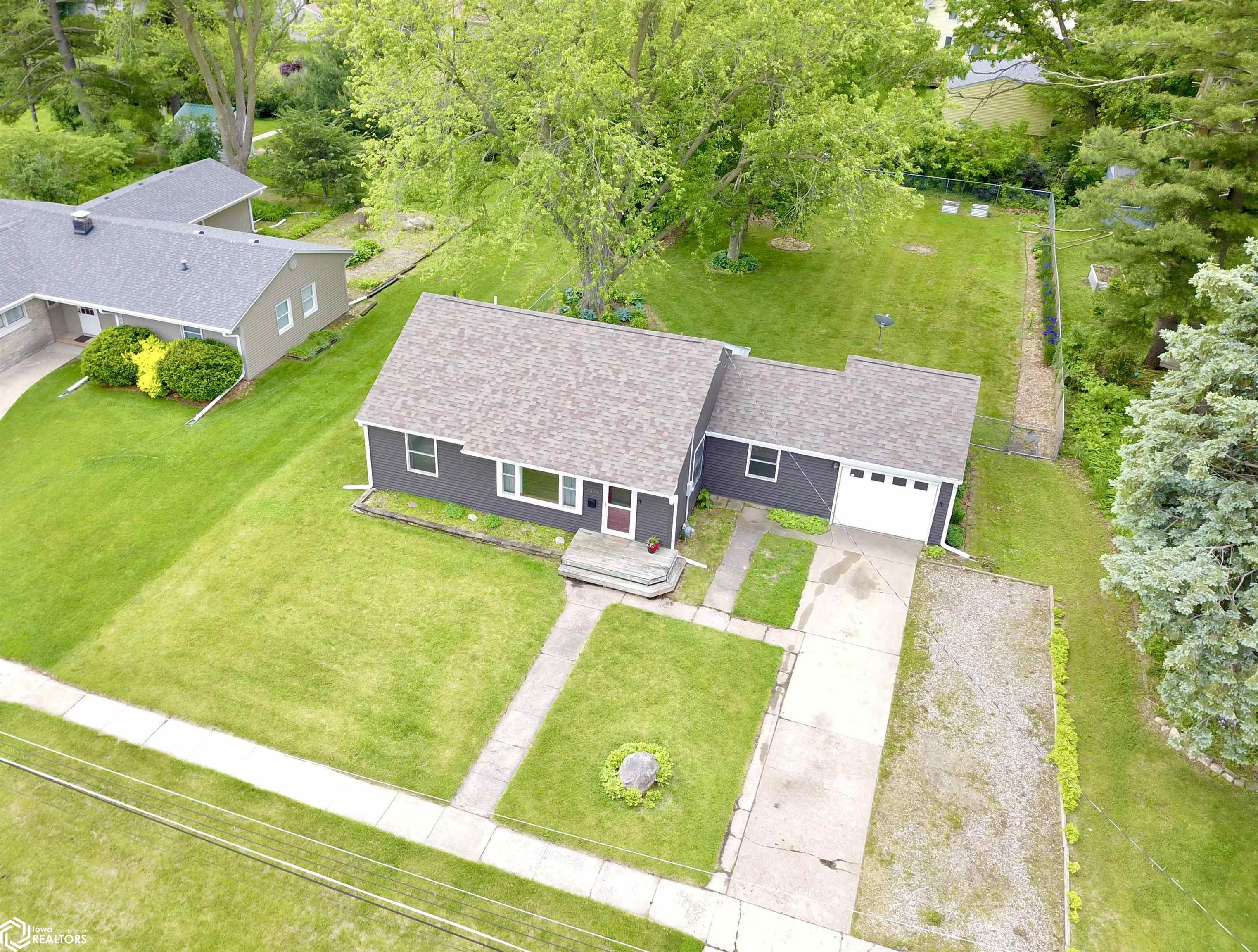 1528 8th Avenue, Grinnell, Iowa image 2
