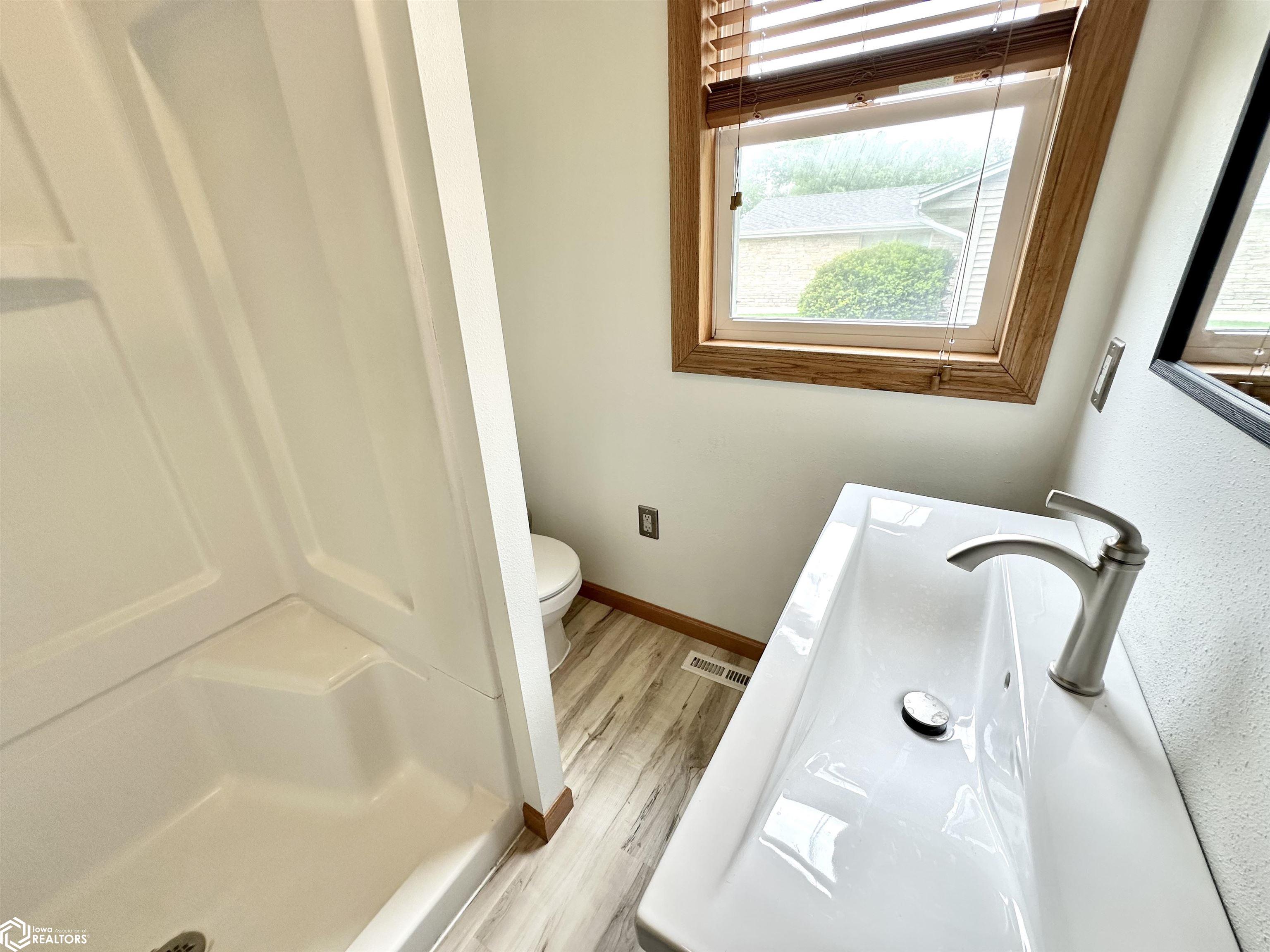 1528 8th Avenue, Grinnell, Iowa image 32