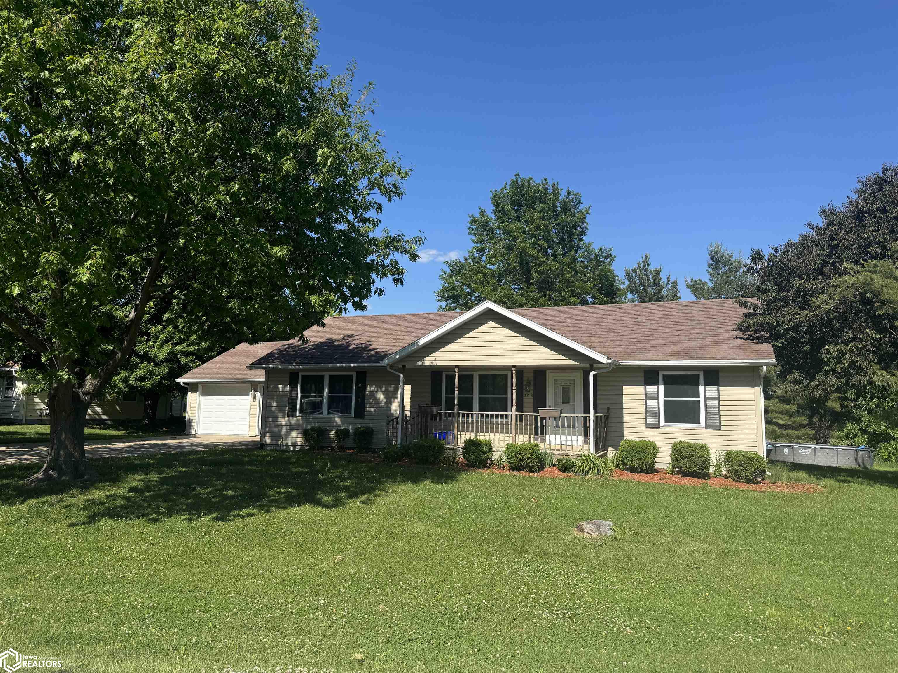 203 Maplewood Circle, Libertyville, Iowa image 1