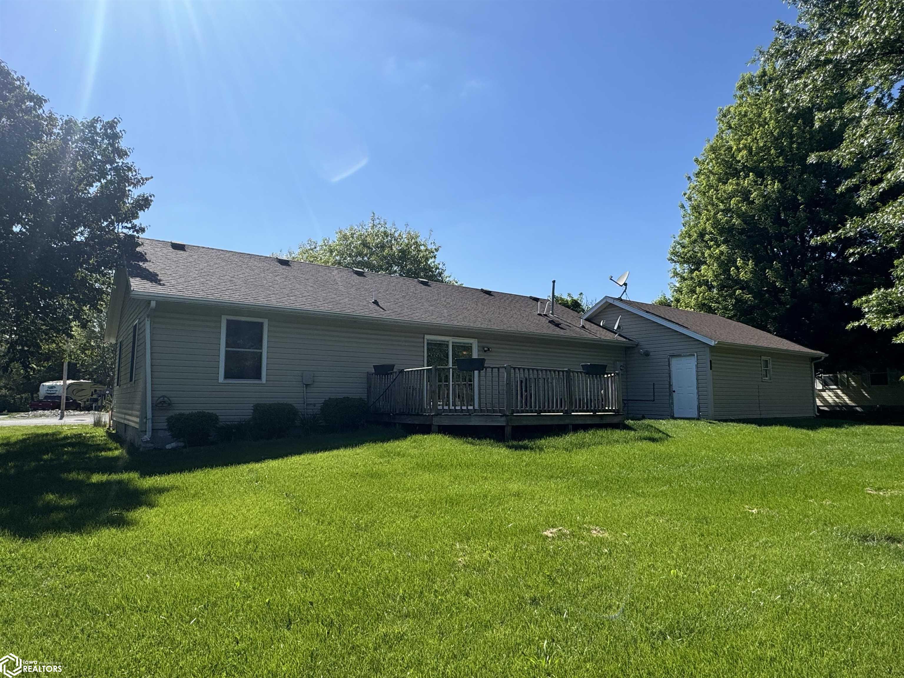 203 Maplewood Circle, Libertyville, Iowa image 2