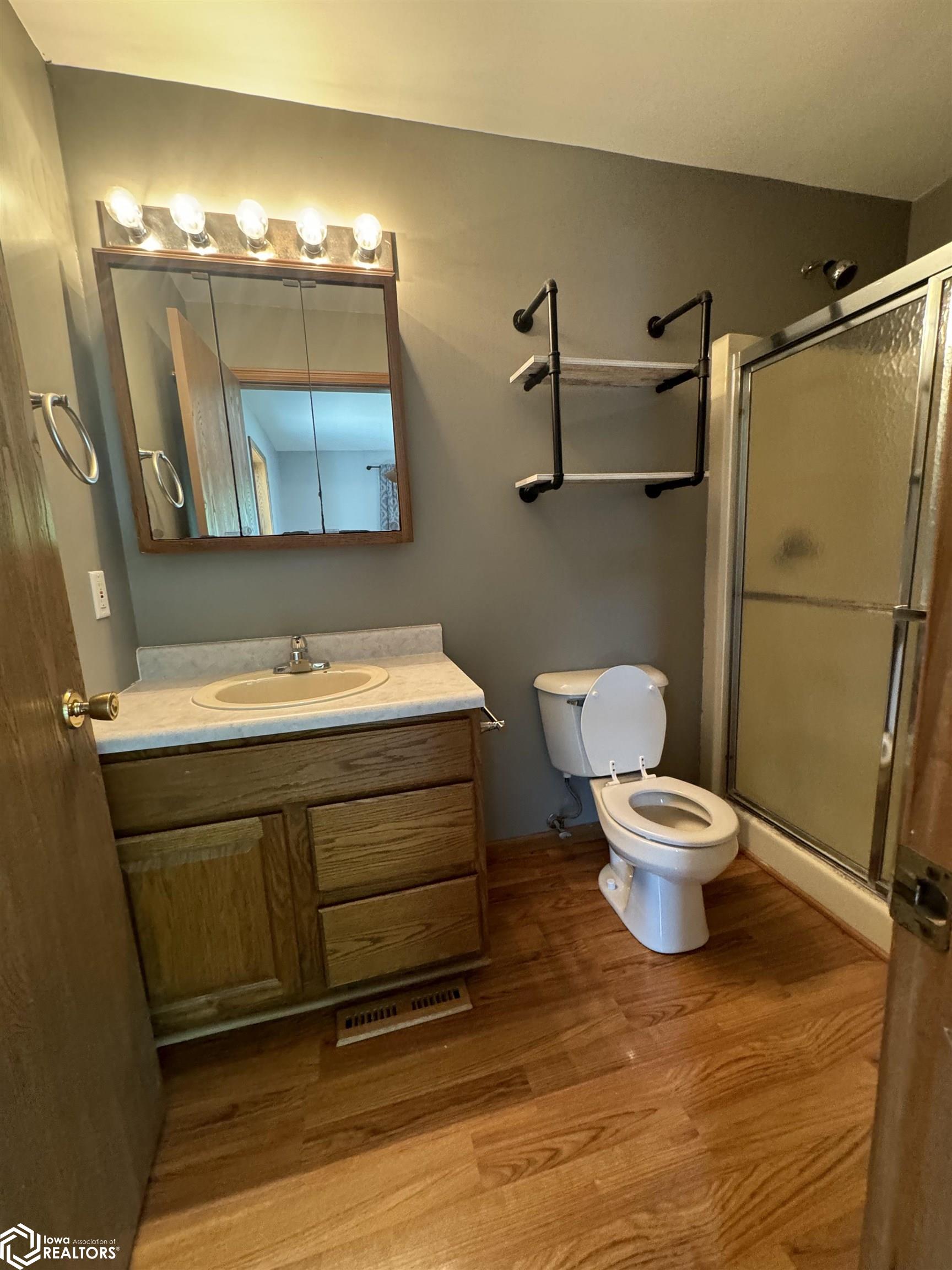 203 Maplewood Circle, Libertyville, Iowa image 3