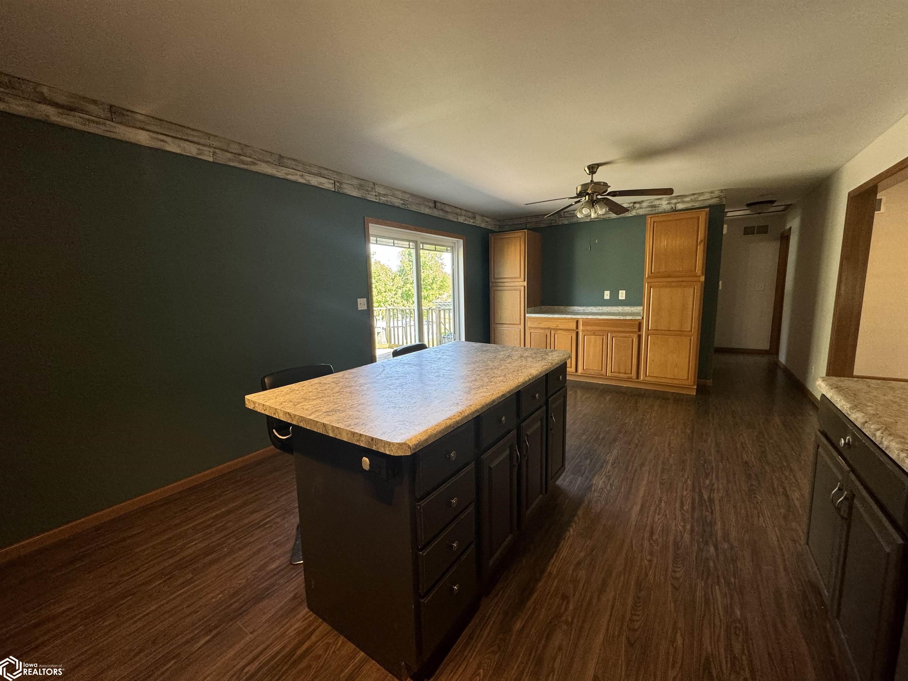 203 Maplewood Circle, Libertyville, Iowa image 5
