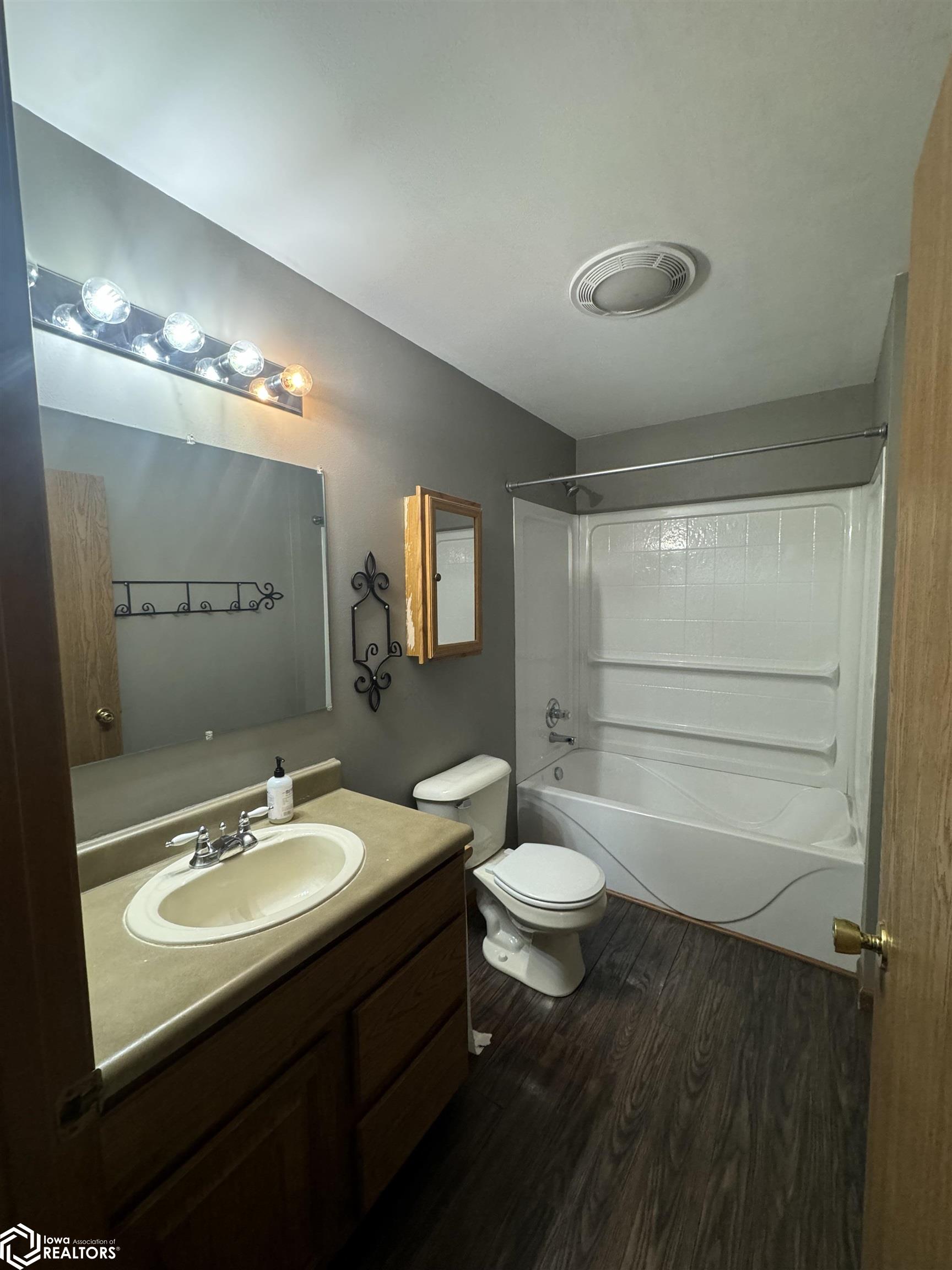 203 Maplewood Circle, Libertyville, Iowa image 6